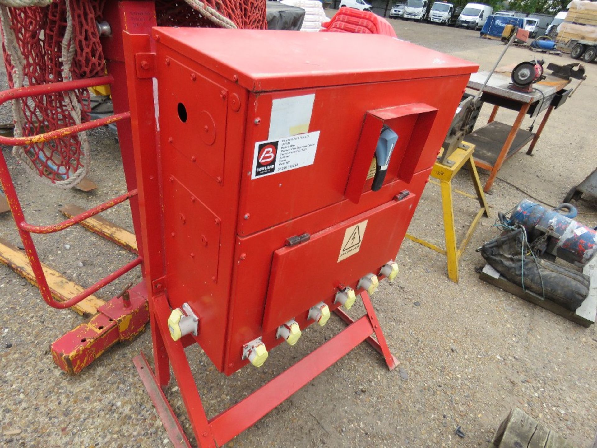 LARGE SITE DISTRIBUTION PANEL/TRANSFORMER, 415VOLT INPUT, 110VOLT OUTPUT. - Image 2 of 4