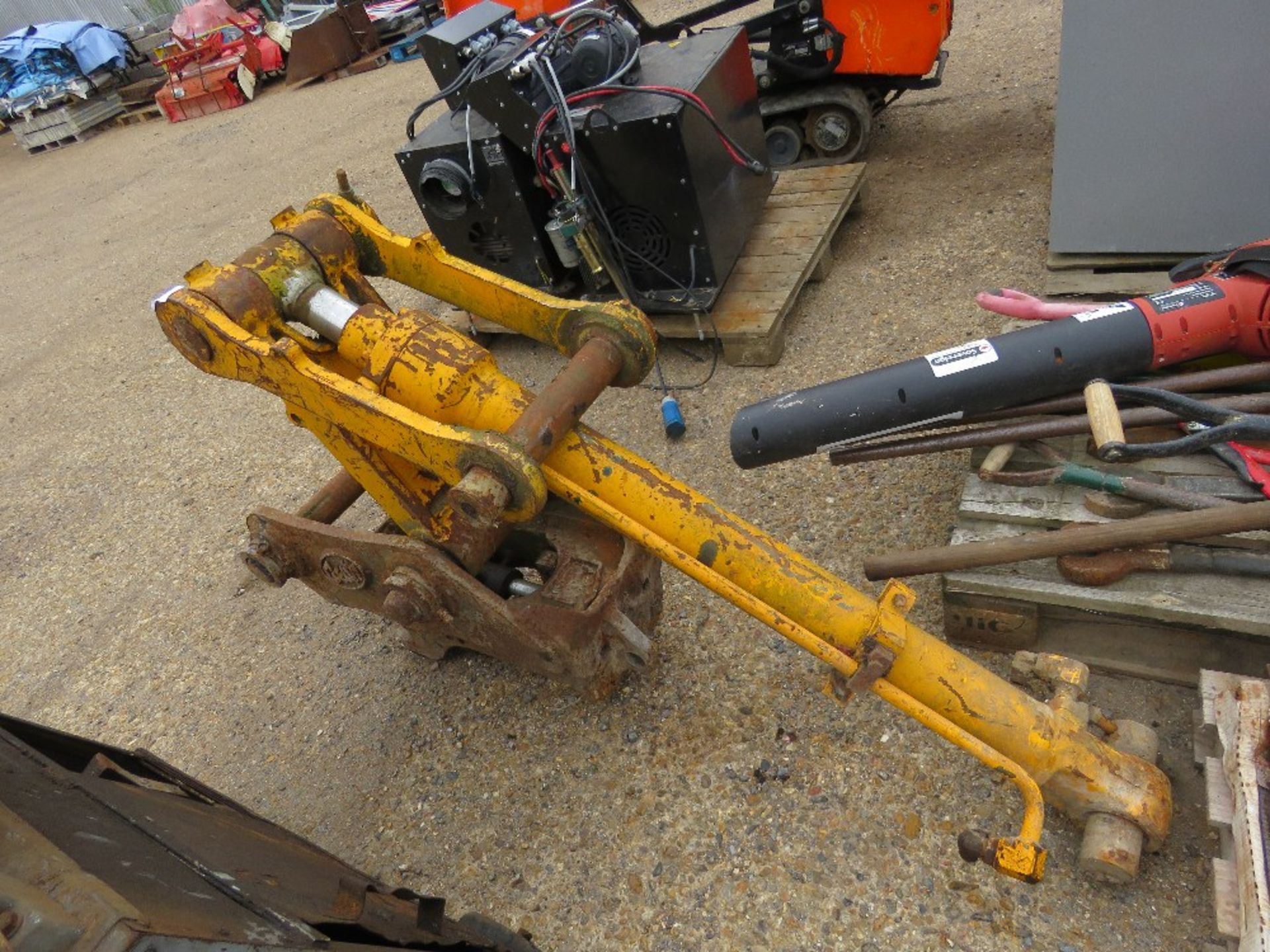 GEITH EXCAVATOR QUICK HITCH PLUS A RAM AND LINKAGE. 65MM PINS ON THE HITCH. - Image 4 of 5