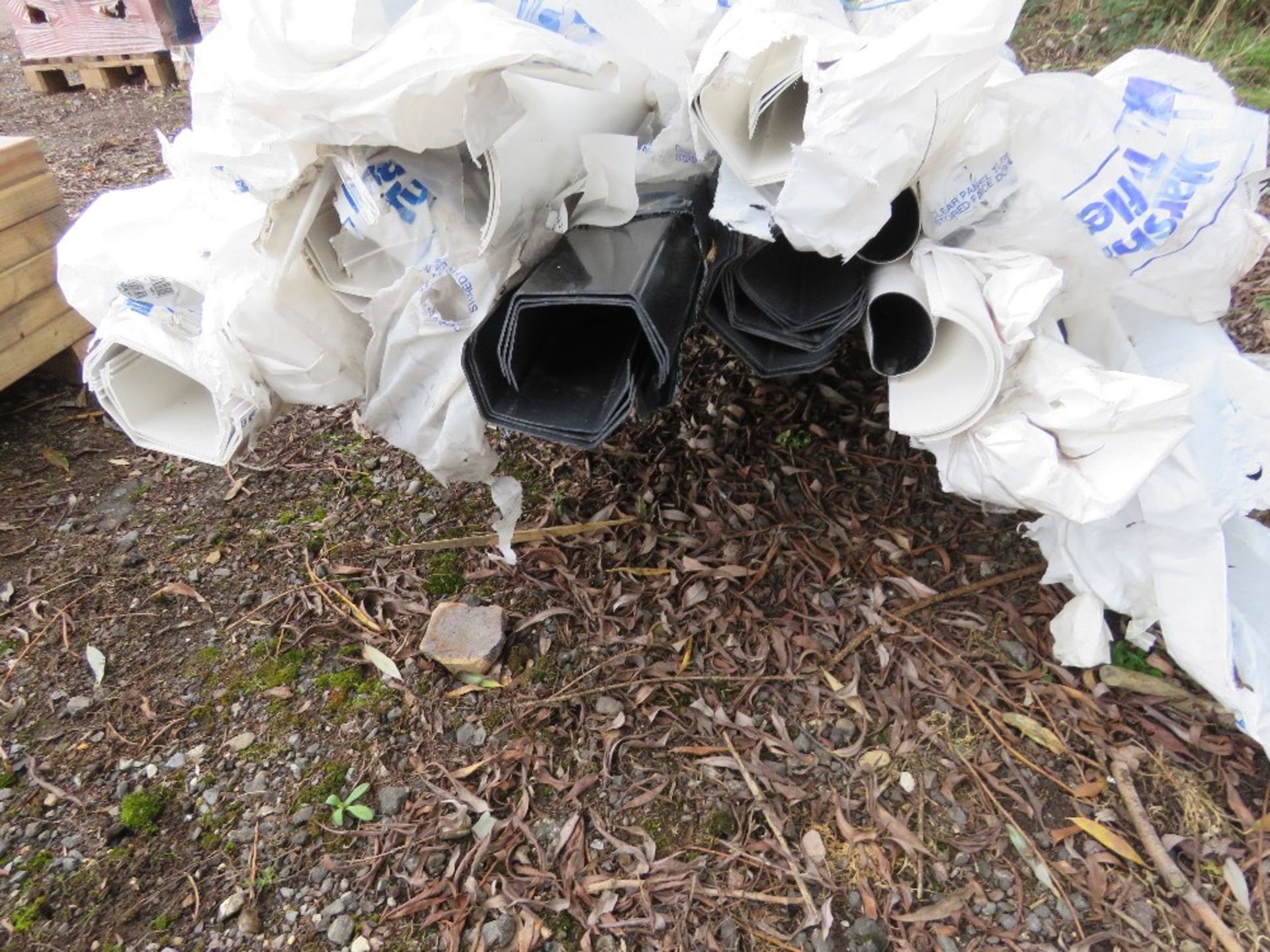 ASSORTED LONG LENGTH PLASTIC GUTTERING ITEMS. THIS LOT IS SOLD UNDER THE AUCTIONEERS MARGIN SCHEM - Image 2 of 4