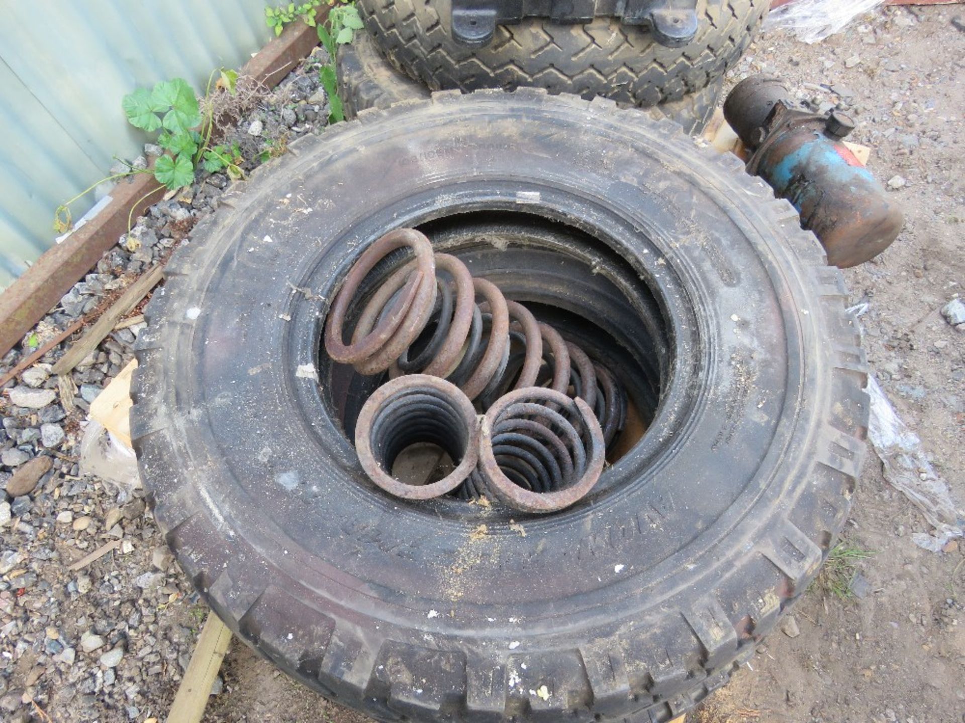 ASSORTED LANDROVER SPARES INCLUDING WHEELS, PLUS A HYDRAULIC PUMP UNIT. THIS LOT IS SOLD UNDER T - Image 5 of 8