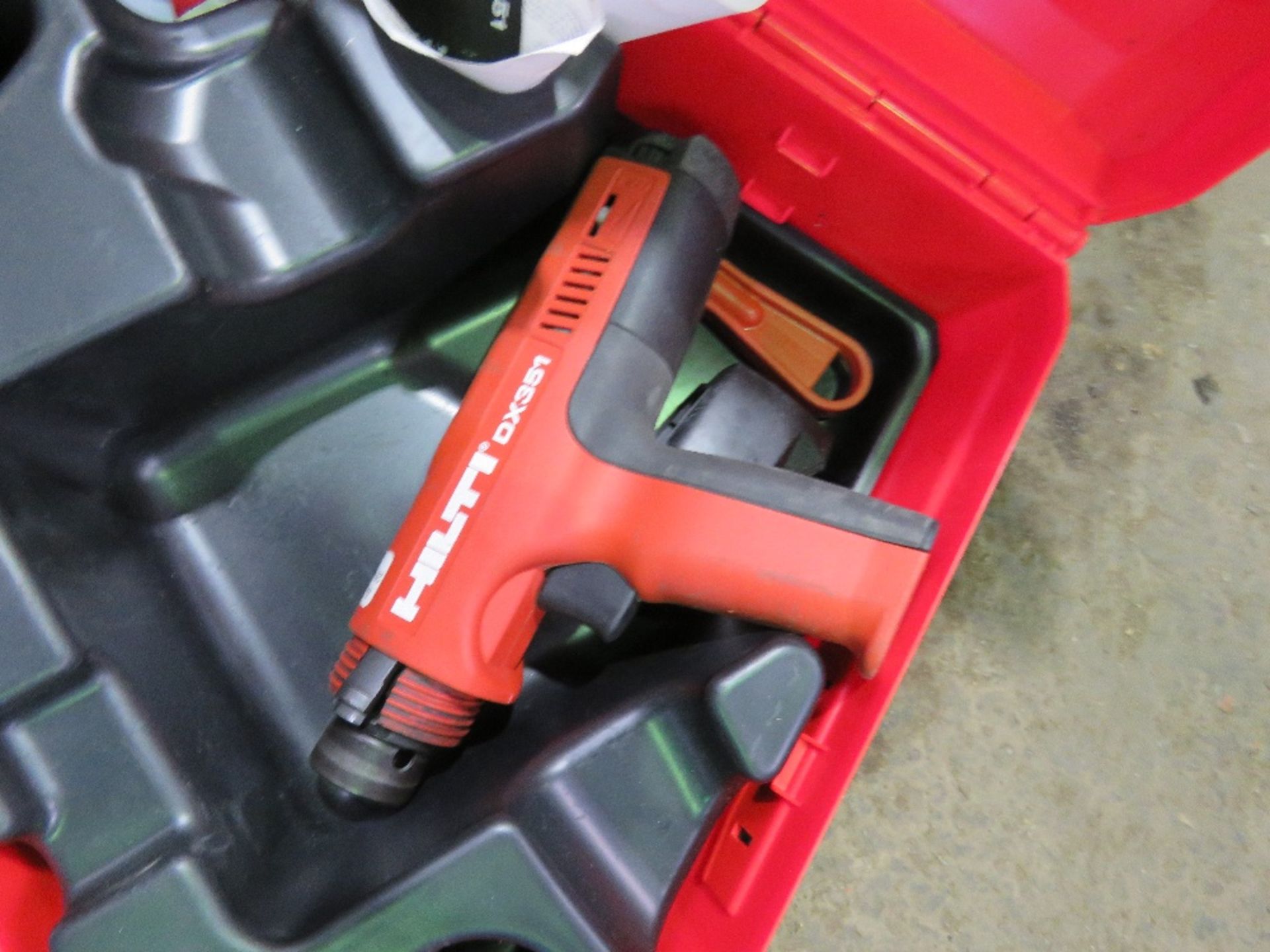 HILTI DX351 NAIL GUN FOR SPARES OR REPAIR SOURCED FROM LARGE CONSTRUCTION COMPANY LIQUIDATION. - Image 2 of 2