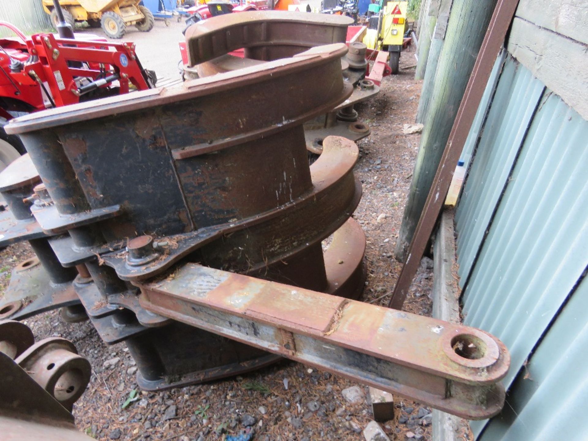 EXCAVATOR MOUNTED 5 TINE GRAPPLE GRAB WITH LINKAGE BAR. SUITABLE FOR 80MM PINS. - Image 6 of 6