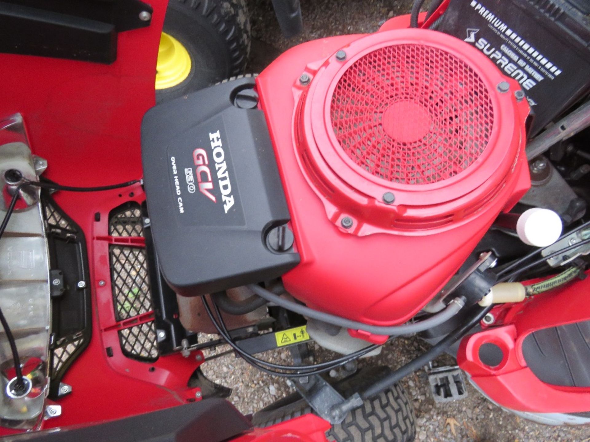 HONDA HF2417 RIDE ON MOWER WITH COLLECTOR, YEAR 2013, HYDROSTATIC DRIVE. WHEN TESTED WAS SEEN TO RUN - Image 4 of 5