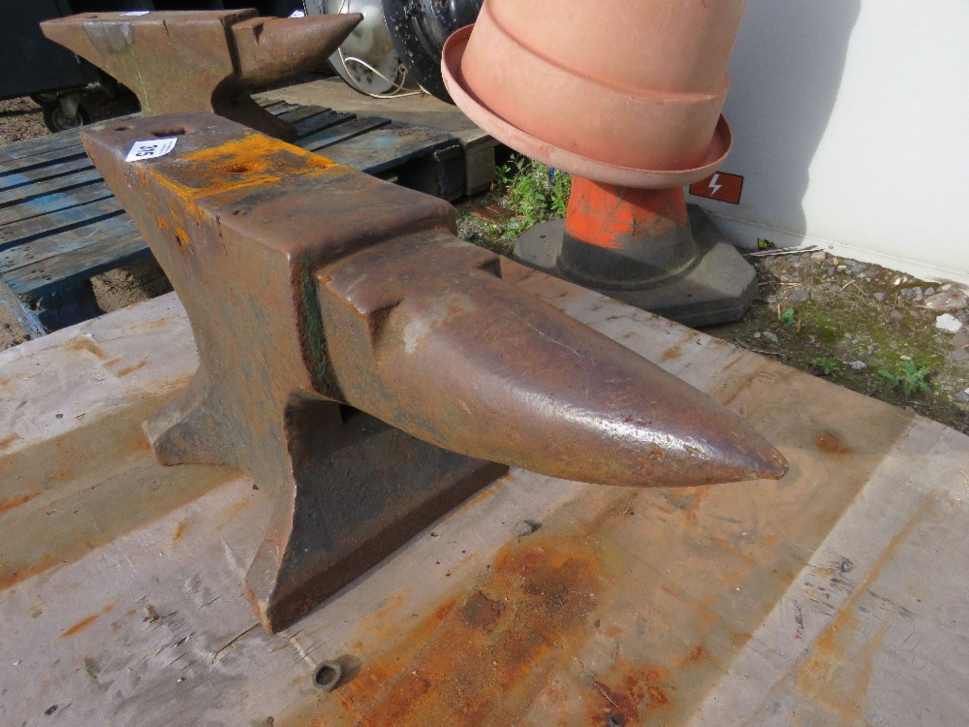 LARGE SIZED BLACKSMITH'S ANVIL. - Image 3 of 3