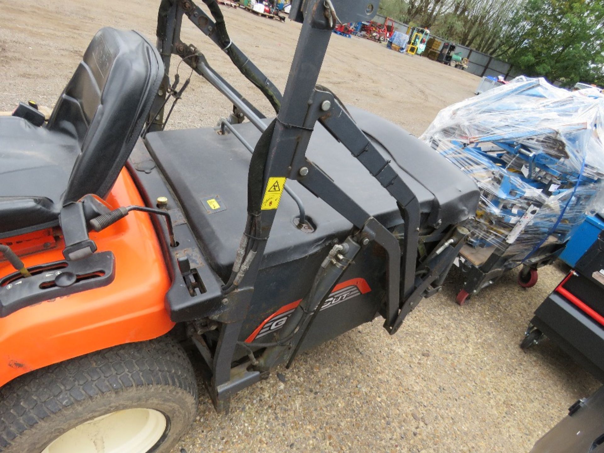 KUBOTA G21E RIDE ON MOWER WITH HIGH DISCHARGE COLLECTOR, YEAR 2014. WHEN TESTED WAS SEEN TO RUN, DRI - Image 3 of 7
