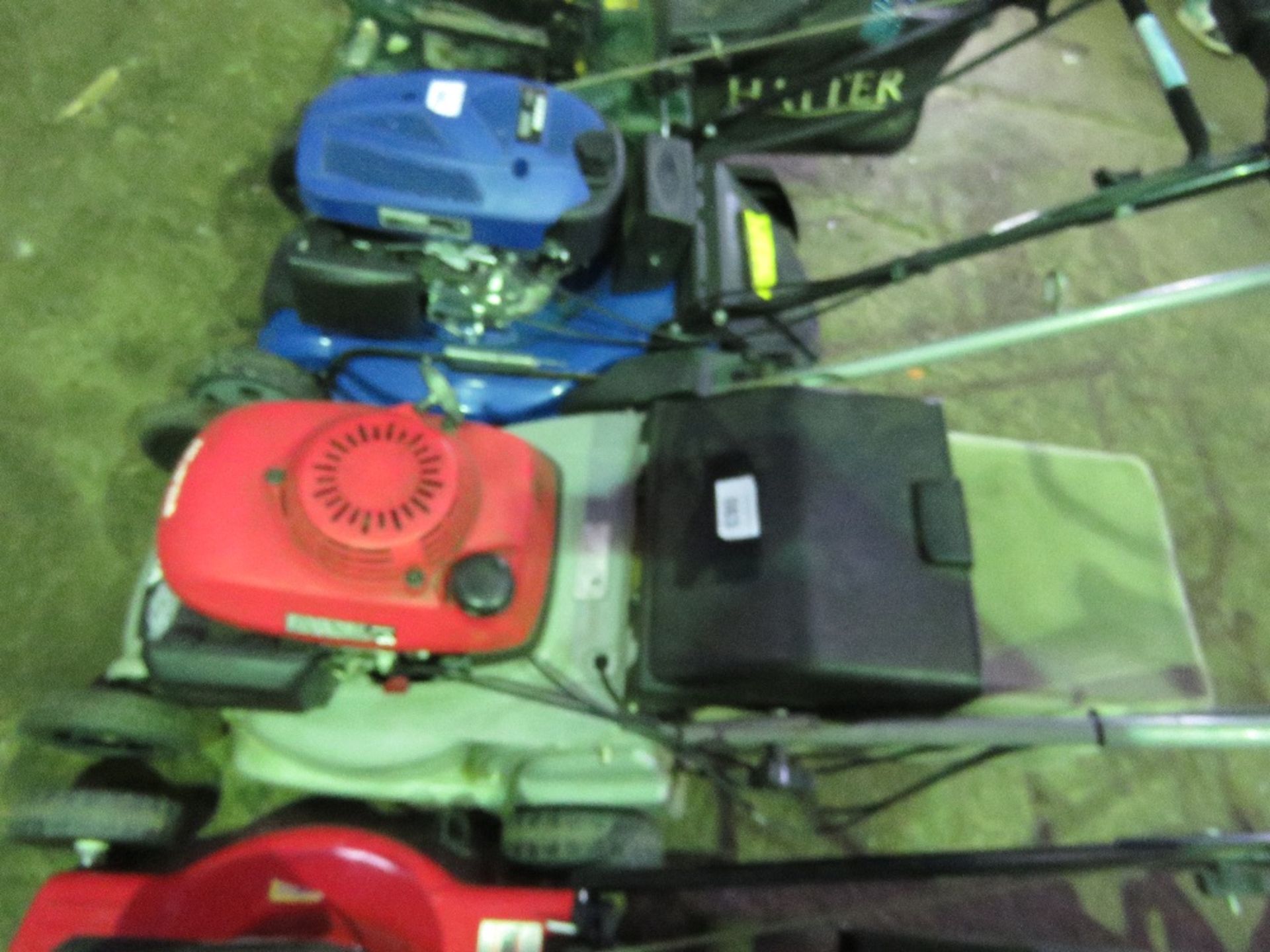 HONDA HRB425 MOWER WITH BAG. THIS LOT IS SOLD UNDER THE AUCTIONEERS MARGIN SCHEME, THEREFORE NO - Image 2 of 3