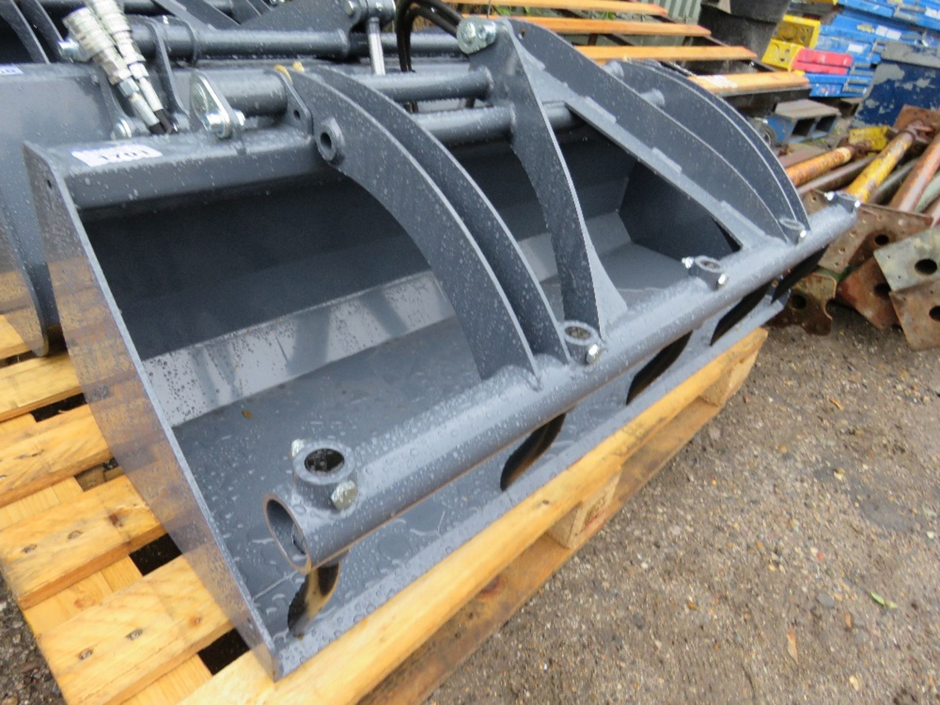 UNUSED MUCK GRAB BUCKET ATTACHMENT FOR SMALL SIZED LOADER/ SKIDSTEER OR COMPACT TRACTOR. 4FT WIDE AP - Image 3 of 3