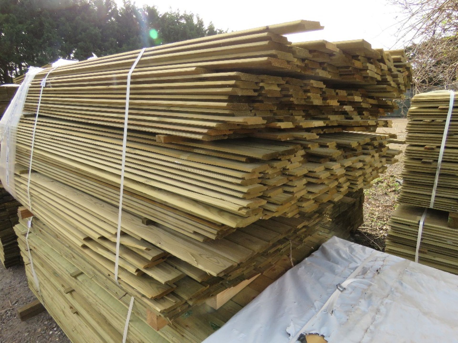 LARGE PACK OF PRESSURE TREATED SHIPLAP FENCE CLADDING TIMBER BOARDS. MIXED 0.9-1.9M LENGTH X 100MM W
