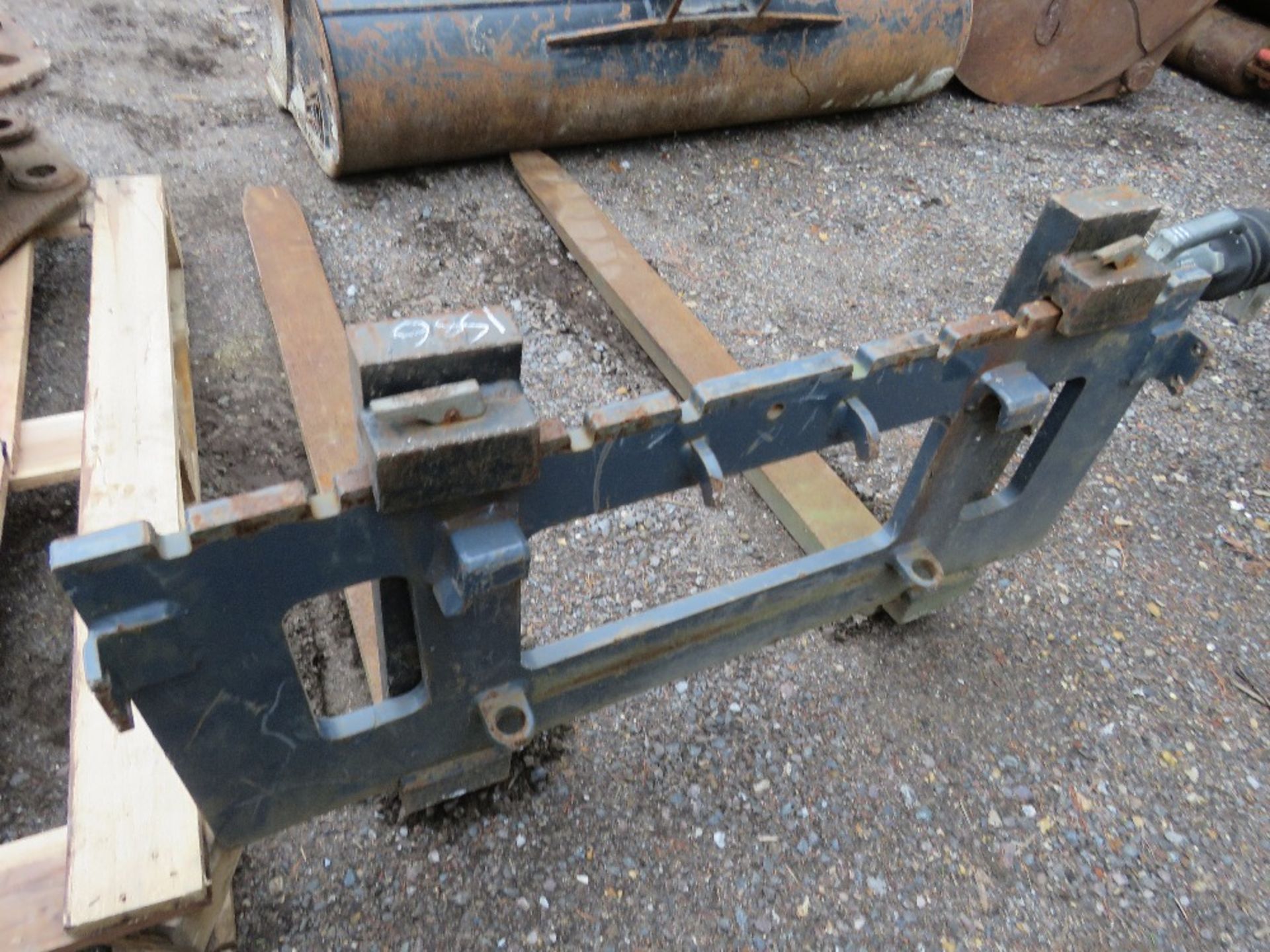 SET OF PALLET FORKS FOR AVANT LOADER OR SIMILAR THIS LOT IS SOLD UNDER THE AUCTIONEERS MARGIN SCH - Image 2 of 3
