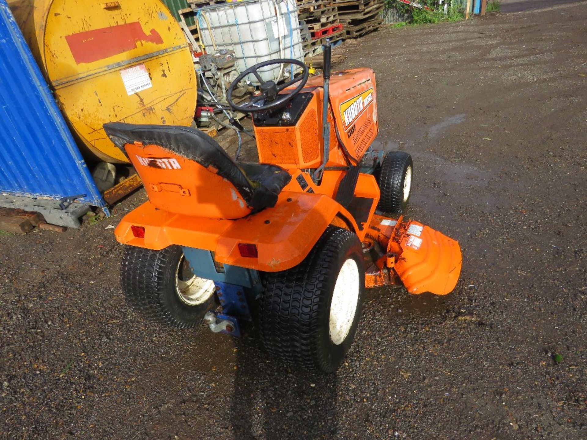 KUBOTA G3HST RIDE ON MOWER WITH DIESEL ENGINE. WHEN TESTED WAS SEEN TO DRIVE AND MOWERS ENGAGED.... - Image 4 of 9