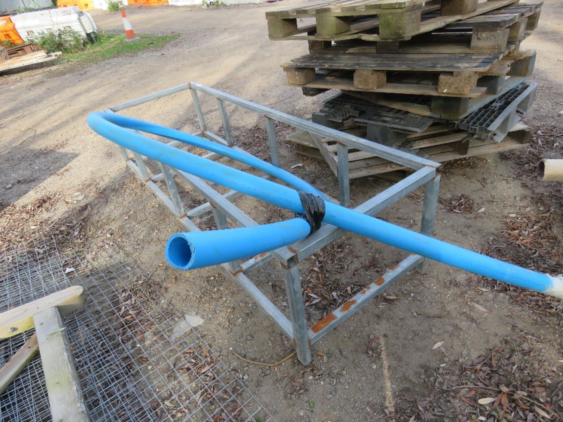 METAL CAGE 7FT LENGTH APPROX PLUS A SHORT LENGTH OF WATER PIPE. THIS LOT IS SOLD UNDER THE AUCTIO - Image 4 of 4