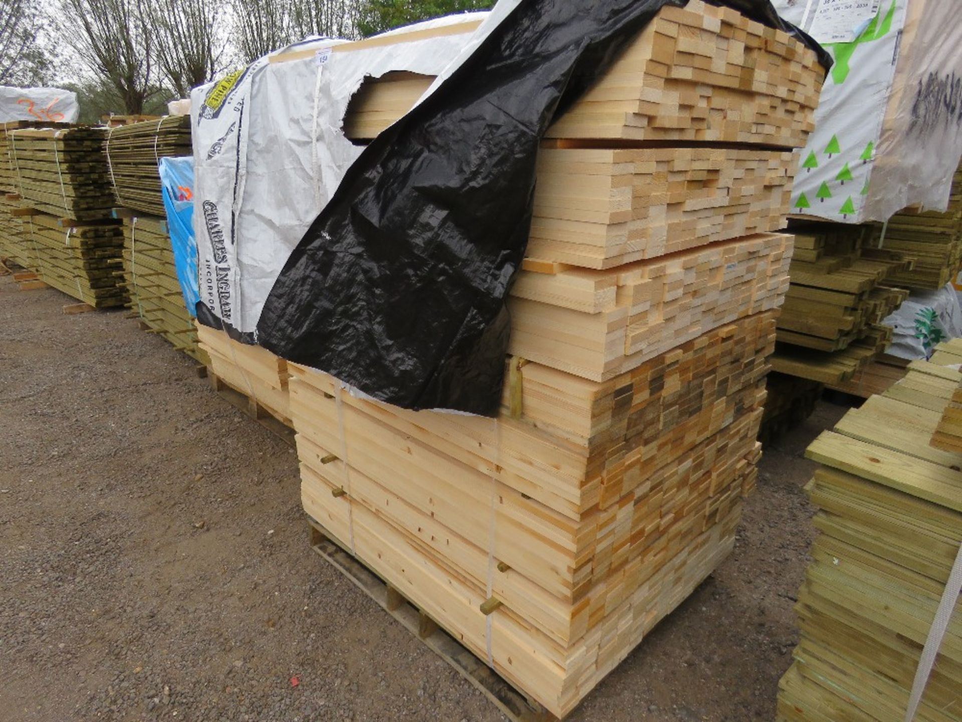 EXTRA LARGE PACK OF UNTREATED FENCE CLADDING TIMBER SLATS. 1.20M LENGTH X 20MM X 70MM WIDTH APPROX.