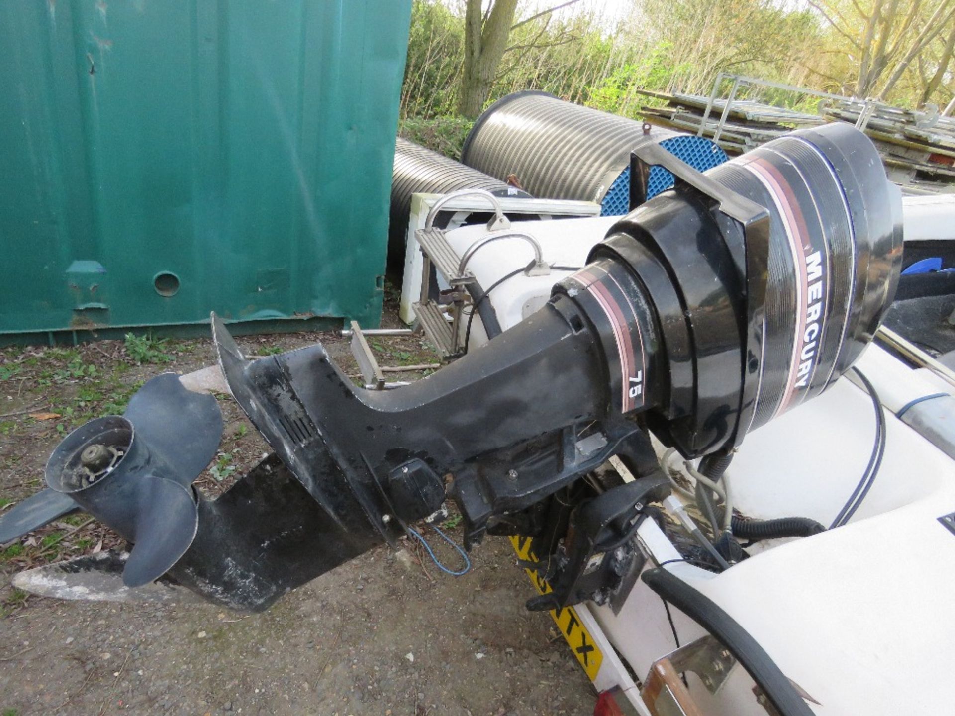 SPEED BOAT, 15FT LENGTH APPROX ON SINGLE AXLE TRAILER (AXLE NEEDS ATTENTION). MERCURY 75HP 2 STROKE - Image 3 of 9