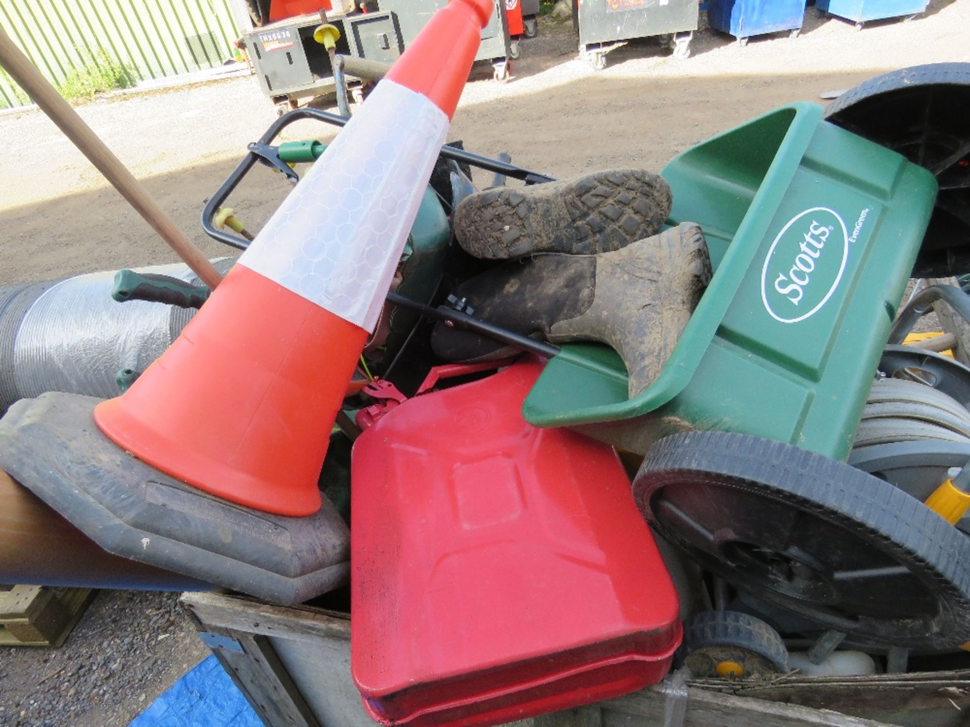 STILLAGE OF ASSORTED HAND TOOLS. DIRECT FROM LOCAL LANDSCAPE COMPANY WHO ARE CLOSING A DEPOT. SOURC - Image 5 of 8