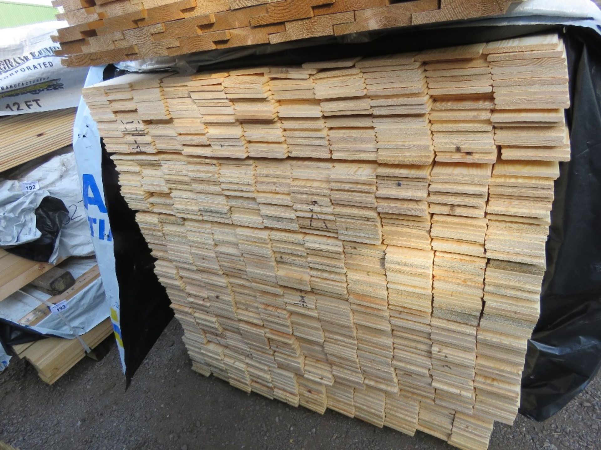 EXTRA LARGE PACK OF UNTREATED HIT AND MISS FENCE CLADDING TIMBER BOARDS. 1.74M LENGTH X 100MM WIDTH - Image 2 of 3