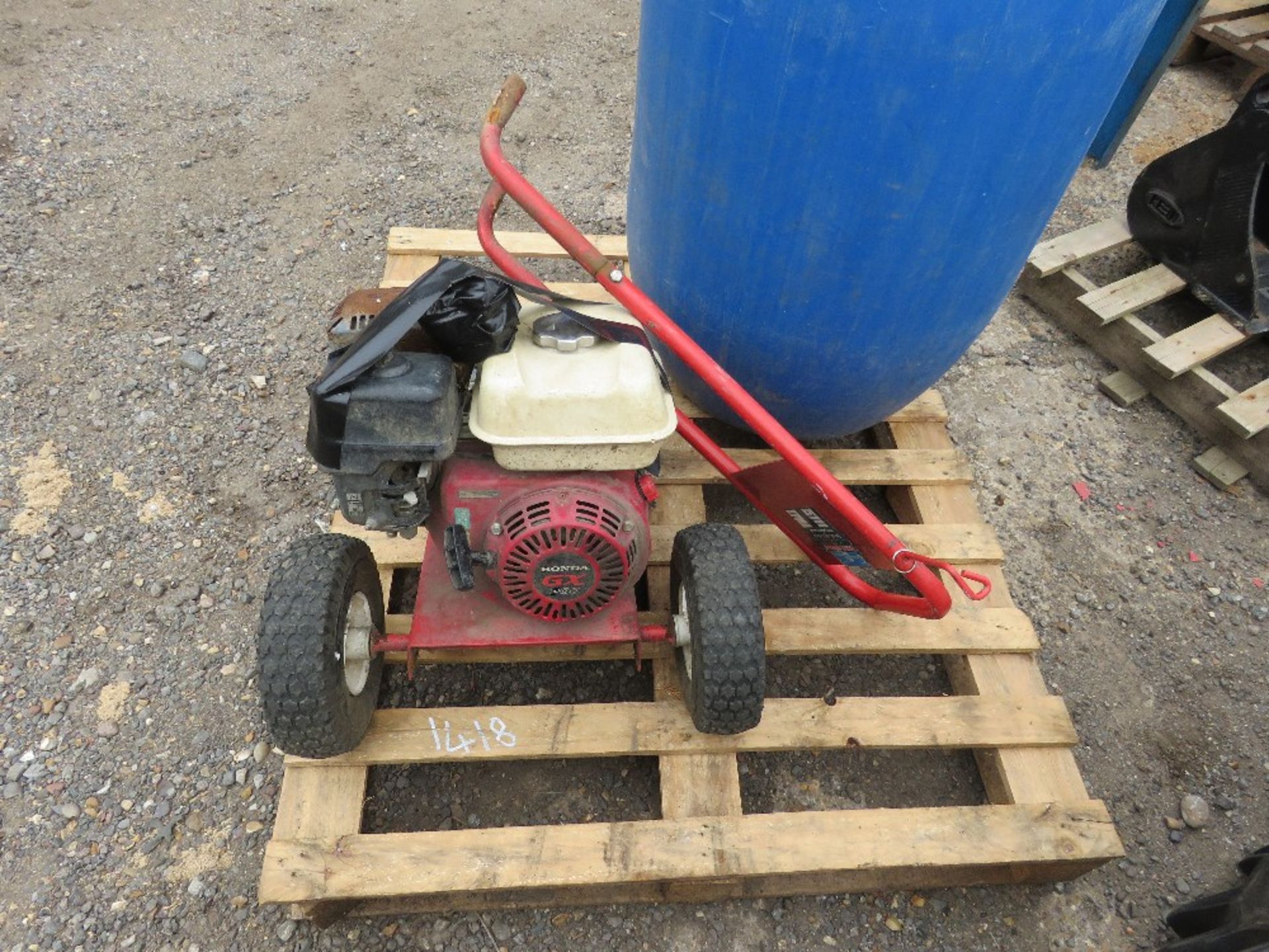 PETROL ENGINED POWER WASHER PLUS ATTACHMENTS. THIS LOT IS SOLD UNDER THE AUCTIONEERS MARGIN SCHEME - Image 2 of 4