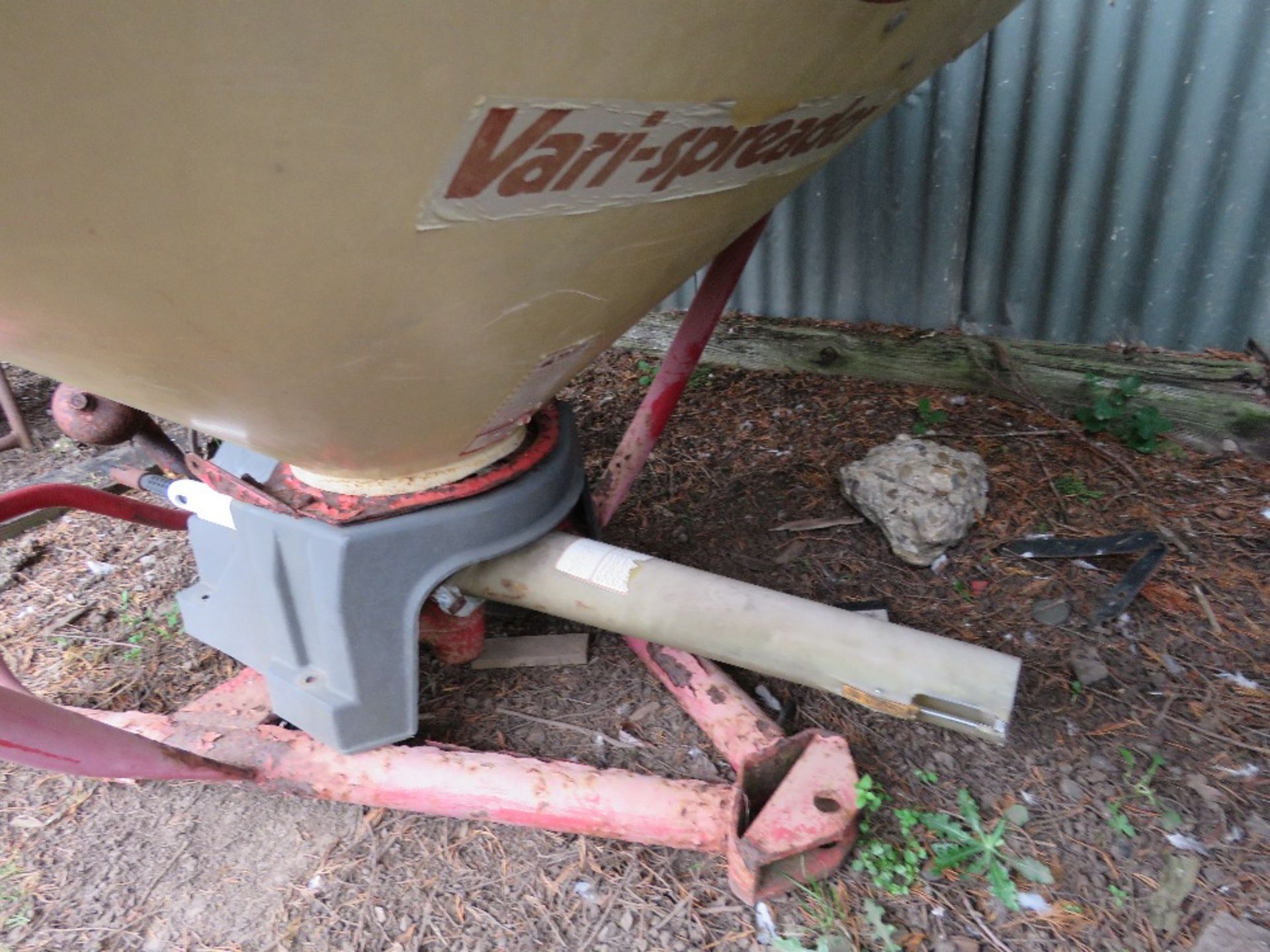 VICON VARISPREADER TRACTOR MOUNTED FERTISER SPREADER. THIS LOT IS SOLD UNDER THE AUCTIONEERS MARG - Image 4 of 7