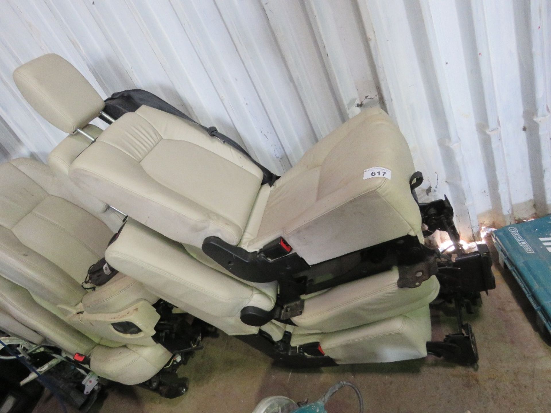 SET OF LEATHER DISCOVERY SEATS WITH ENTERTAINMENT IN HEADRESTS PLUS CURTAIN AIR BAGS. EX YEAR 2013 C - Image 2 of 11