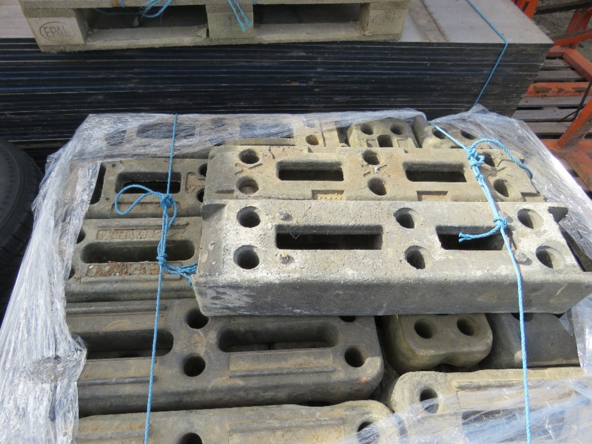 PALLET OF HERAS TYPE TEMPORARY FENCE BLOCKS, DIRECT FROM SITE CLEARANCE. THIS LOT IS SOLD UNDER T - Image 4 of 5
