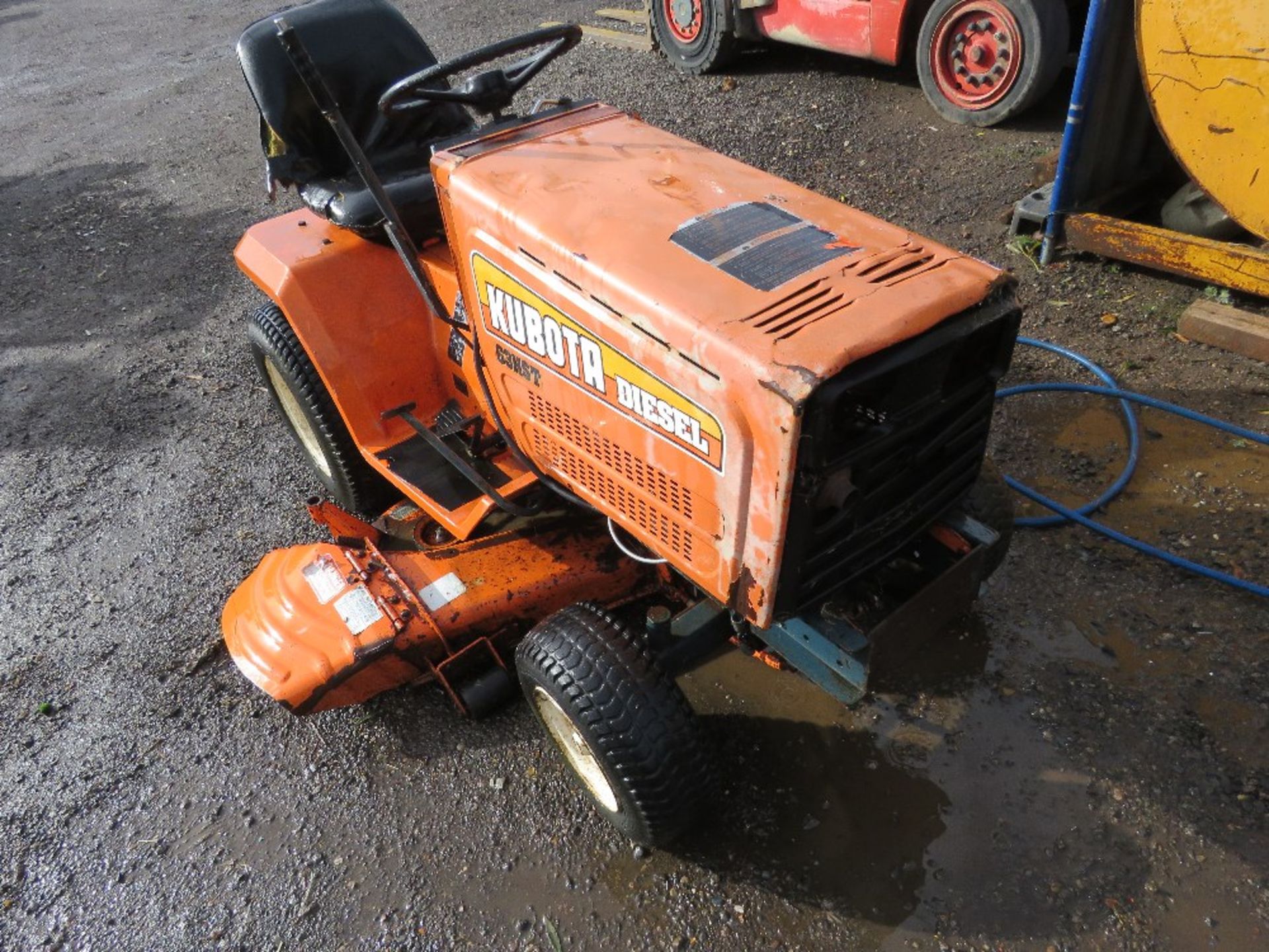 KUBOTA G3HST RIDE ON MOWER WITH DIESEL ENGINE. WHEN TESTED WAS SEEN TO DRIVE AND MOWERS ENGAGED.... - Image 2 of 9