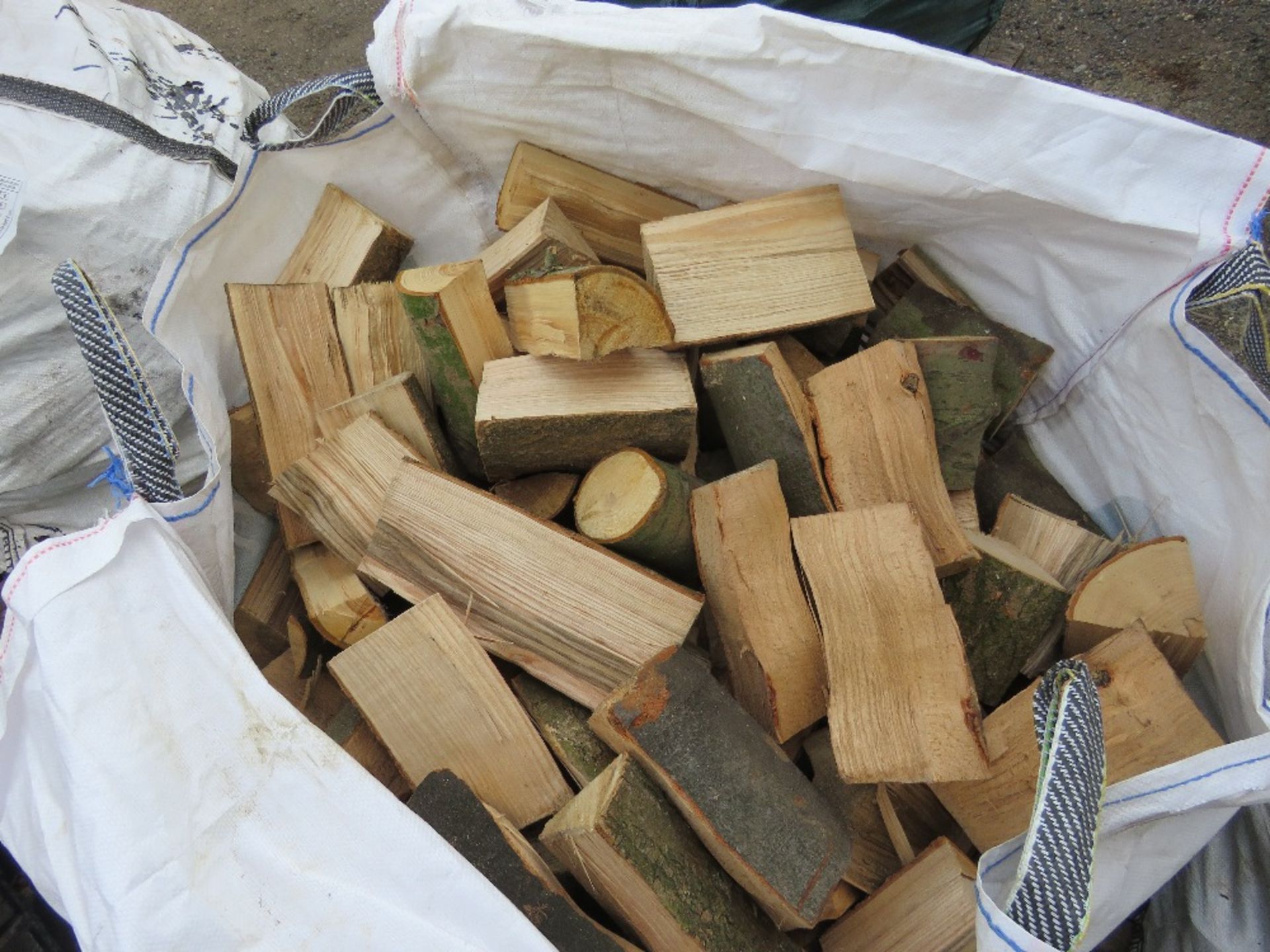 2 X BULK BAGS OF HARDWOOD FIREWOOD LOGS, BELIEVED TO CONTAIN ASH AND ELM. THIS LOT IS SOLD UNDER - Image 3 of 4