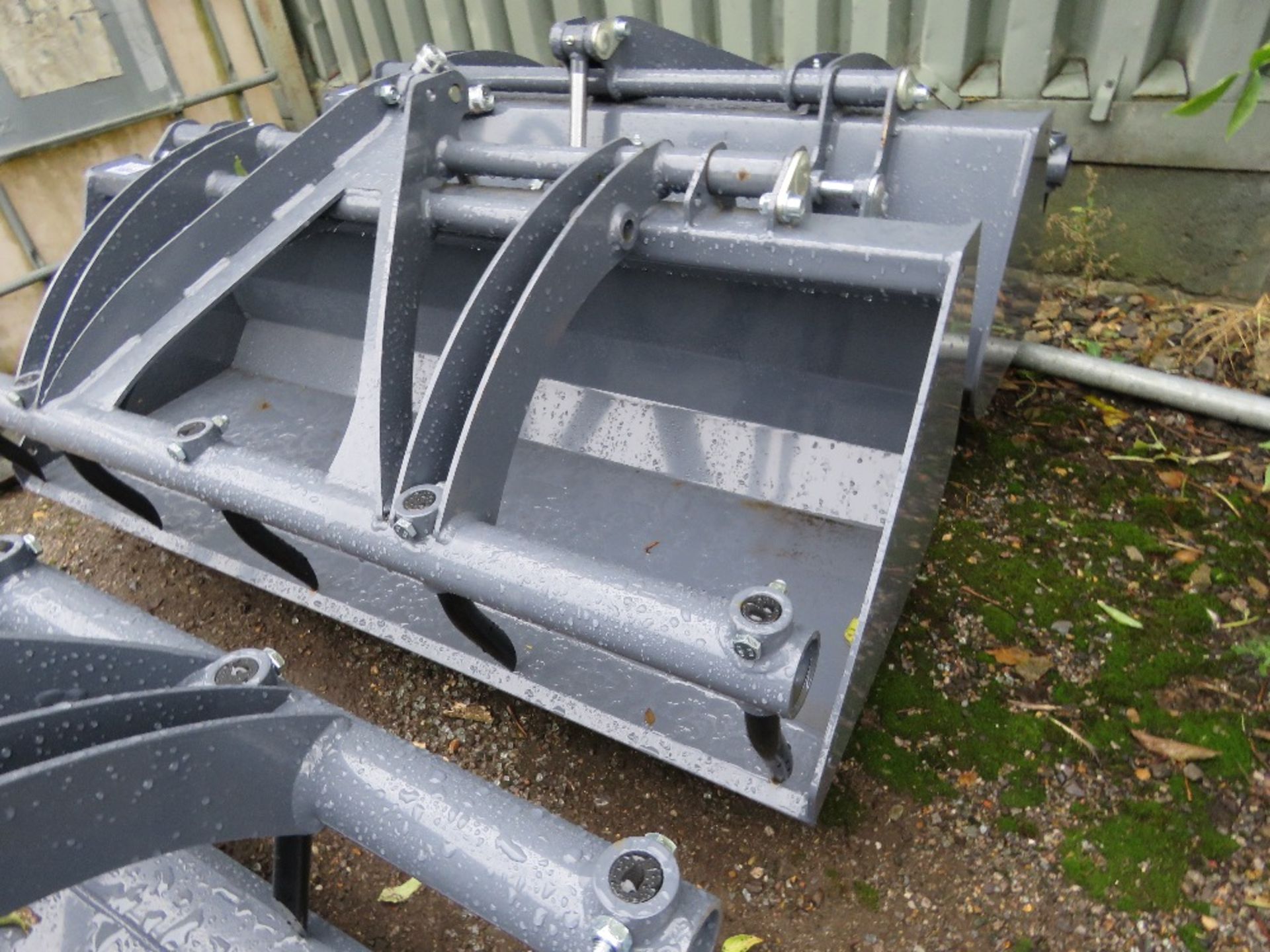 UNUSED MUCK GRAB BUCKET ATTACHMENT FOR SMALL SIZED LOADER/ SKIDSTEER OR COMPACT TRACTOR. 4FT WIDE AP - Image 3 of 3