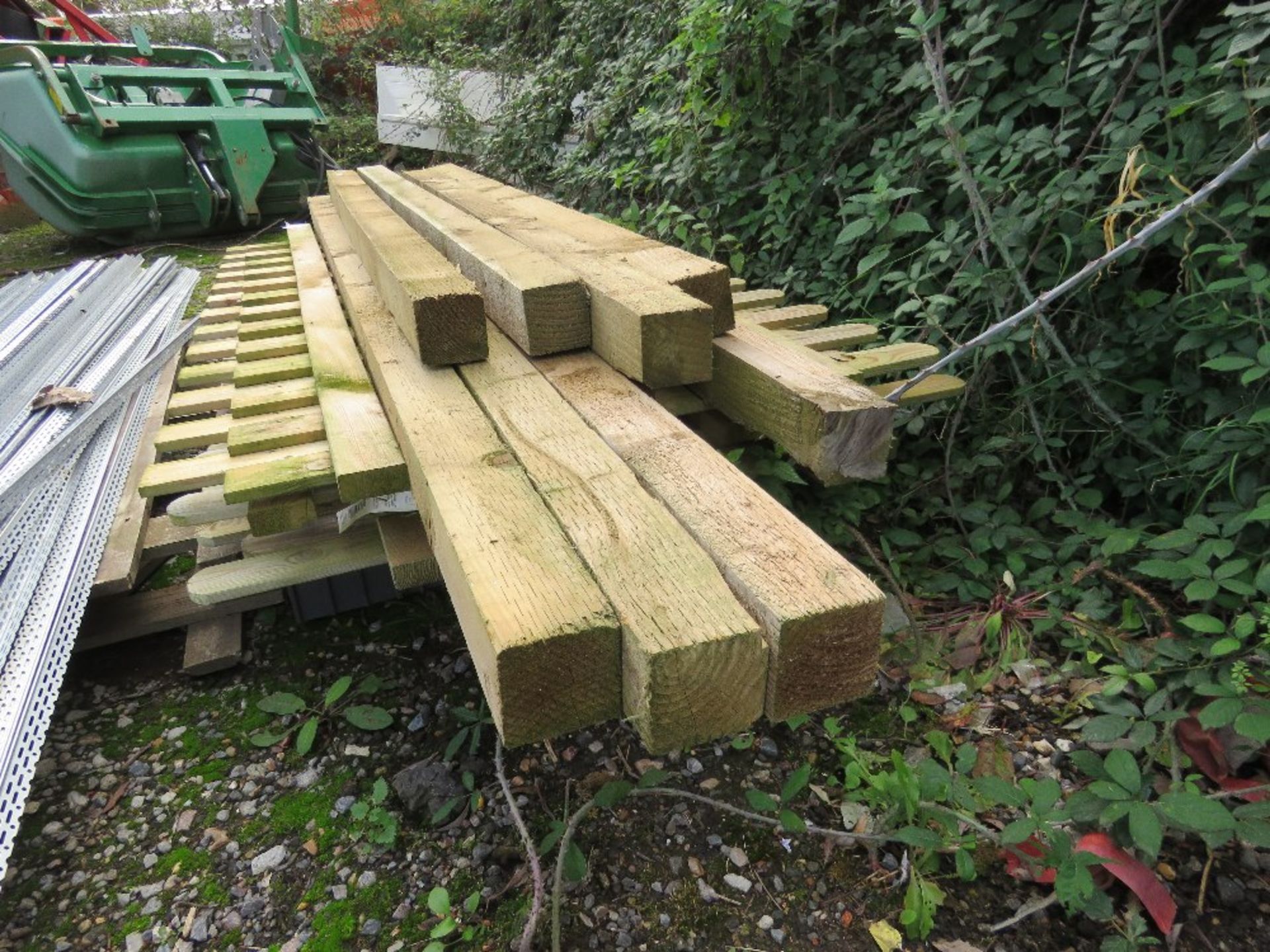 PICKET FENCING PLUS POSTS. THIS LOT IS SOLD UNDER THE AUCTIONEERS MARGIN SCHEME, THEREFORE NO VAT - Image 4 of 4