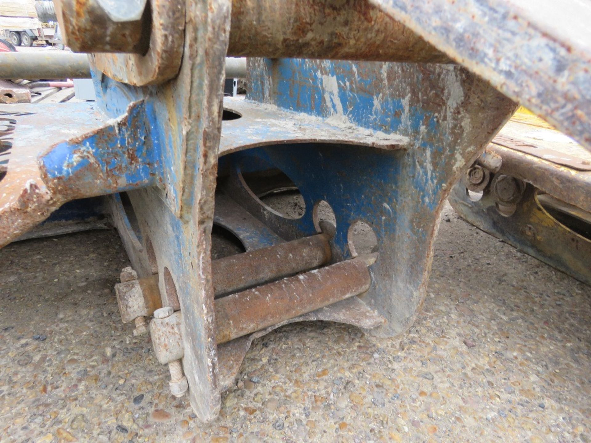 SET OF CONQUIP EXCAVATOR MOUNTED PALLET FORKS, ADJUSTABLE WIDTH. 65MM AND 80MM PINS. - Image 4 of 4