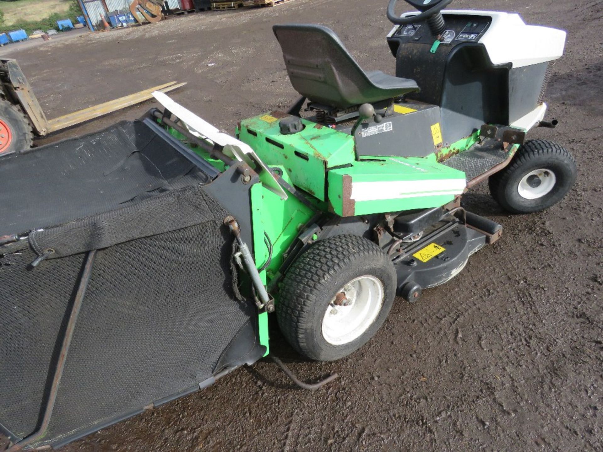 ETESIA PROFESSIONAL RIDE ON MOWER WITH HYDRAULIC LIFTING REAR COLLECTOR. - Image 5 of 6