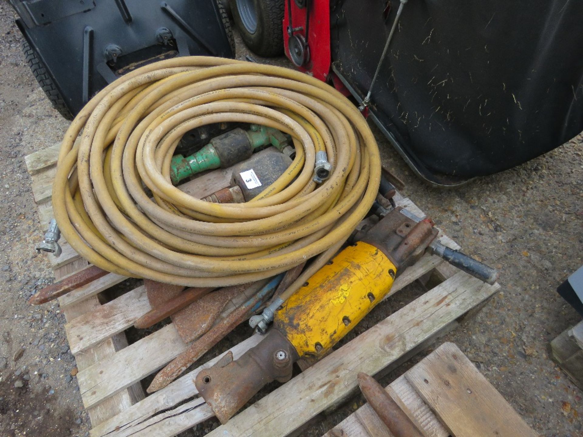 4 X ASSORTED AIR BREAKERS PLUS POINTS AND HOSES. THIS LOT IS SOLD UNDER THE AUCTIONEERS MARGIN SC - Image 2 of 5