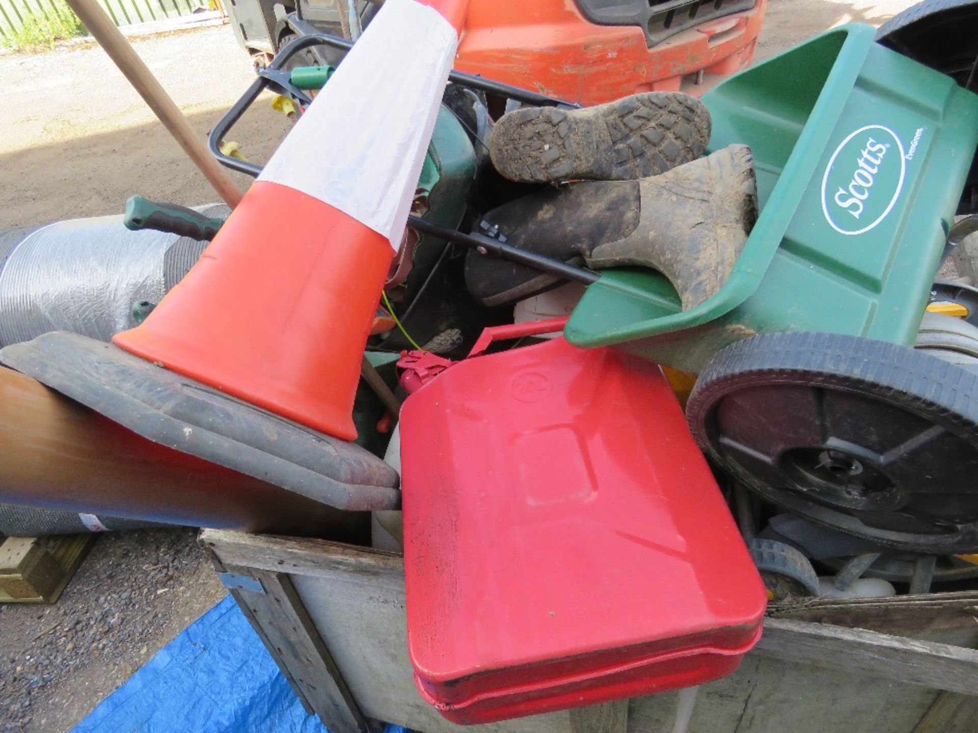 STILLAGE OF ASSORTED HAND TOOLS. DIRECT FROM LOCAL LANDSCAPE COMPANY WHO ARE CLOSING A DEPOT. SOURC - Image 4 of 8