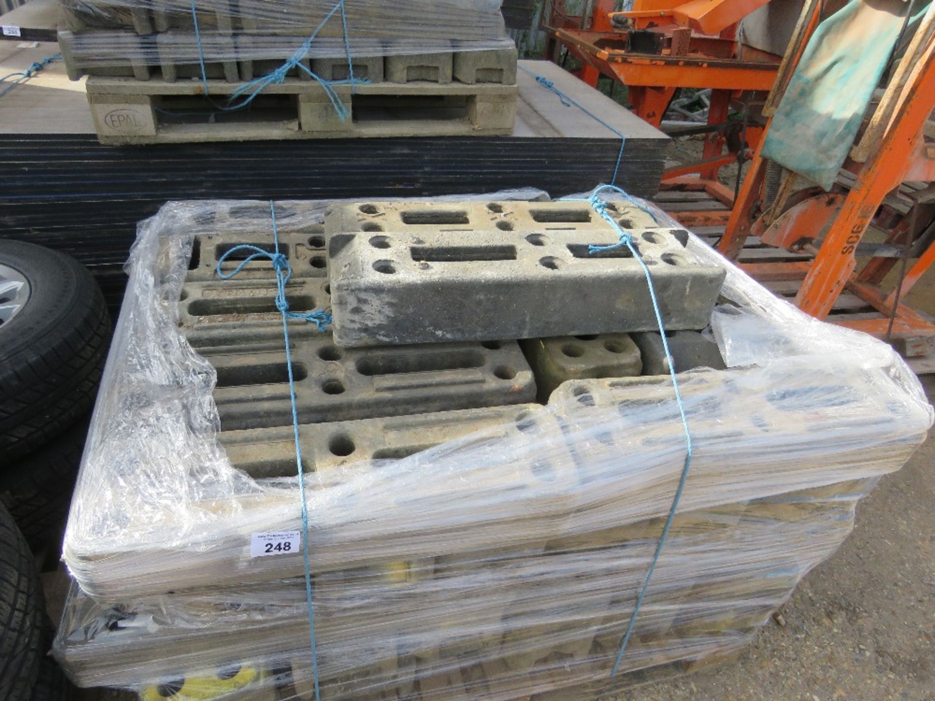 PALLET OF HERAS TYPE TEMPORARY FENCE BLOCKS, DIRECT FROM SITE CLEARANCE. THIS LOT IS SOLD UNDER T - Image 3 of 5