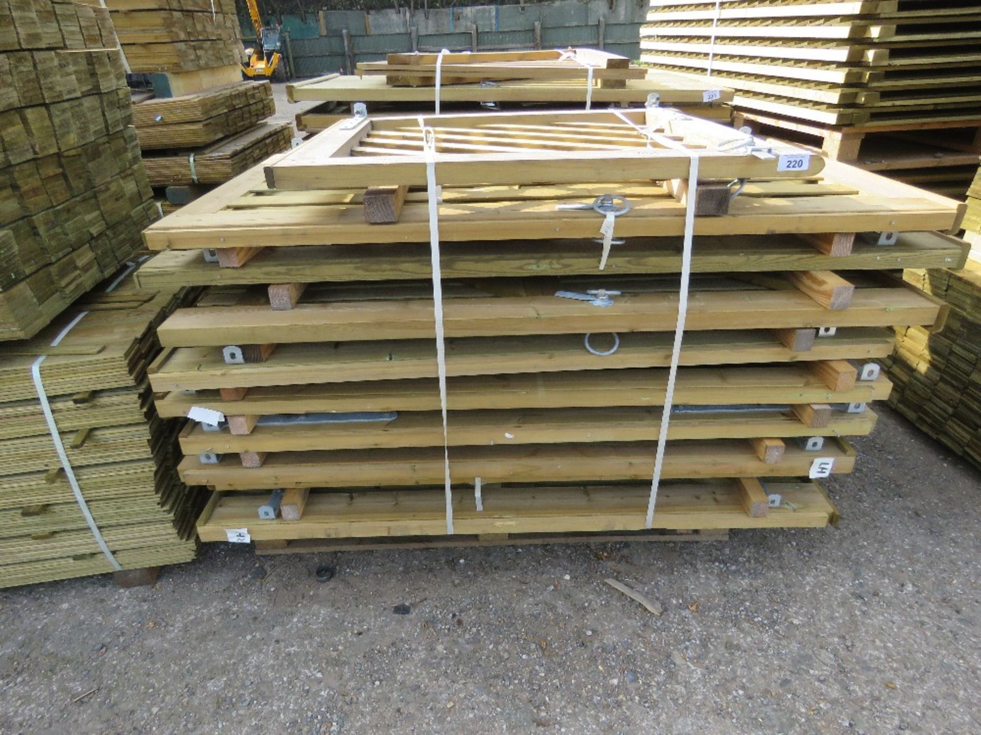 STACK OF 10NO ASSORTED WOODEN GARDEN GATES. - Image 3 of 6