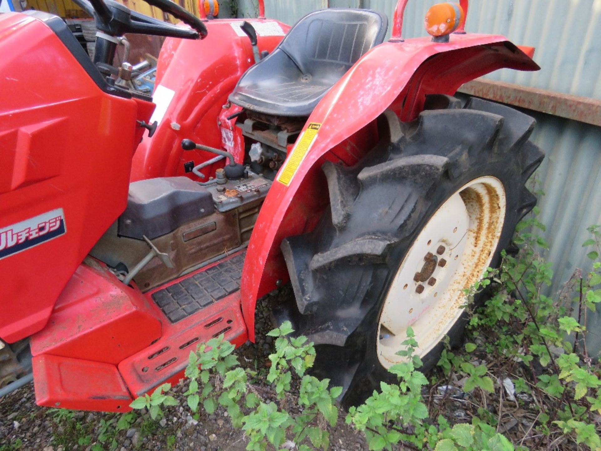 YANMAR YM2020D COMPACT AGRICULTURAL TRACTOR, 4WD, AGRICULTURAL TYRES, WITH REAR LINKAGE. FROM LIMITE - Image 3 of 10