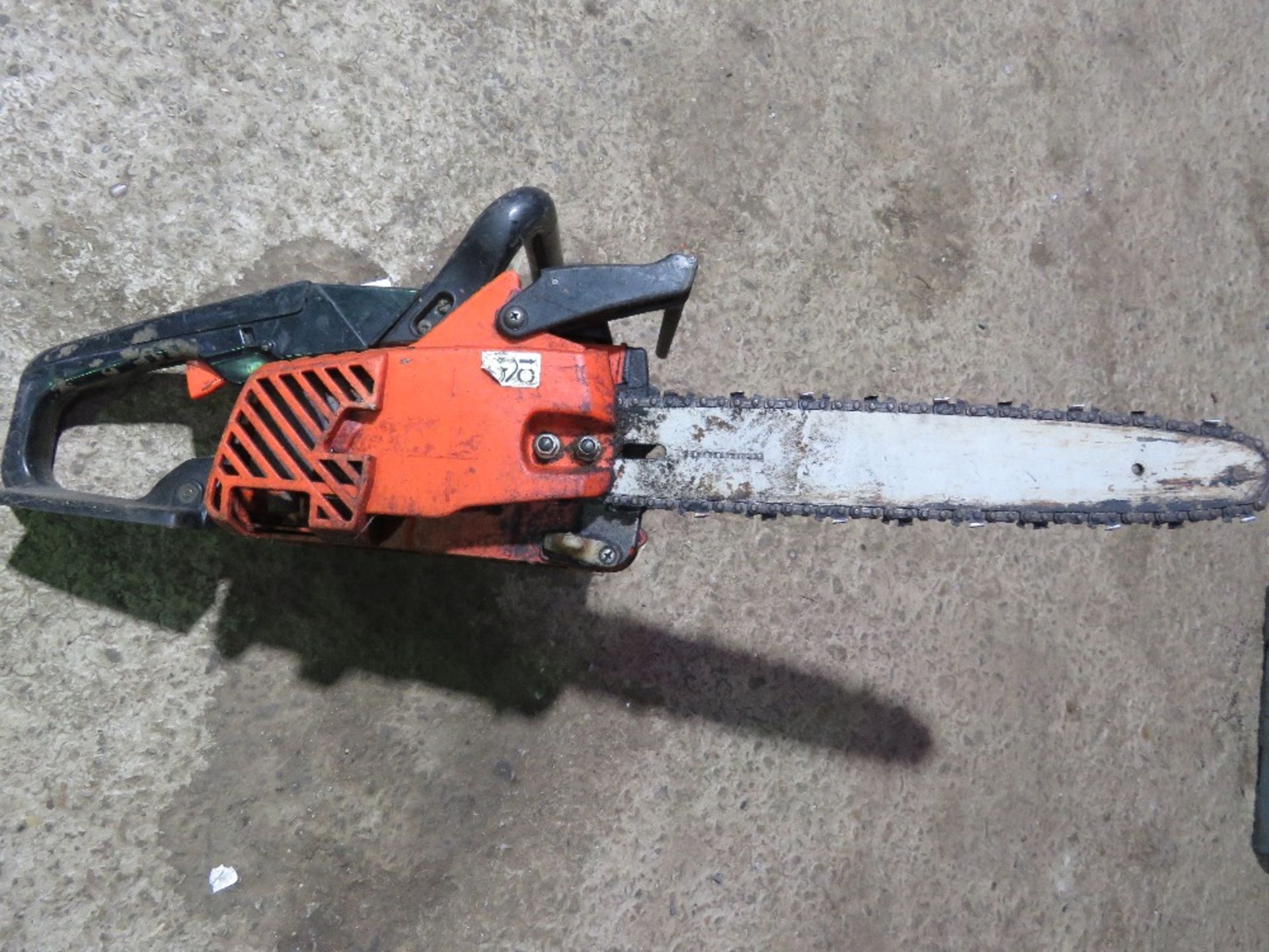 SMALL SIZED ECHO PETROL ENGINED CHAINSAW. THIS LOT IS SOLD UNDER THE AUCTIONEERS MARGIN SCHEME, T - Image 3 of 3