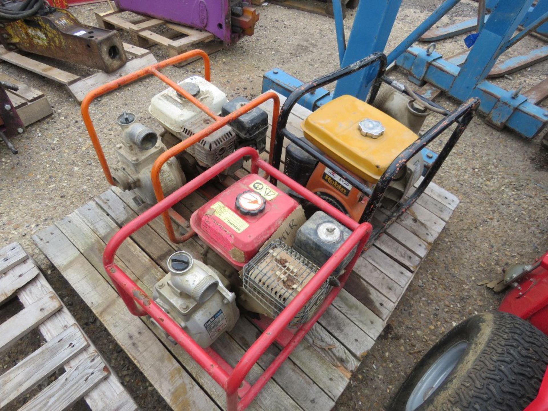 3 X ASSORTED PETROL ENGINED WATER PUMPS. THIS LOT IS SOLD UNDER THE AUCTIONEERS MARGIN SCHEME, THE - Image 3 of 5