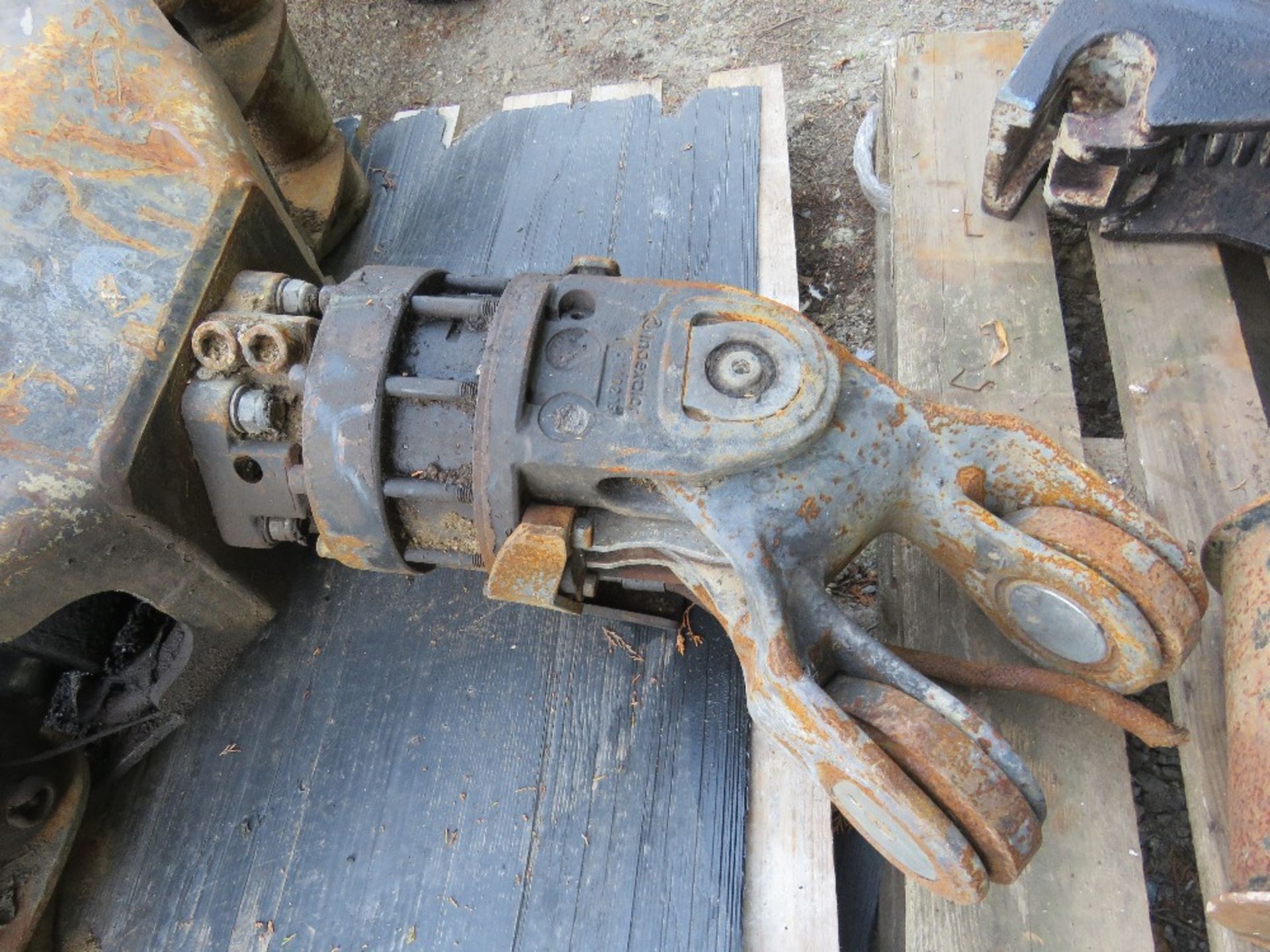 EXCAVATOR OR FORWARDER MOUNTED TIMBER GRAB TONGS / ATTACHMENT WITH ROTATOR. - Image 4 of 8