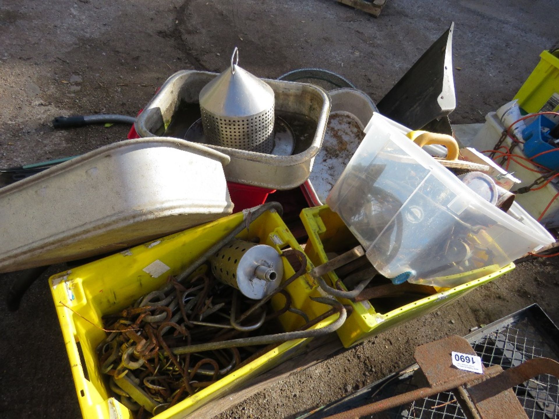 PALLET OF ASSORTED SUNDRIES INCLUDING ALUMINIUM TRAYS. THIS LOT IS SOLD UNDER THE AUCTIONEERS MA - Image 4 of 8