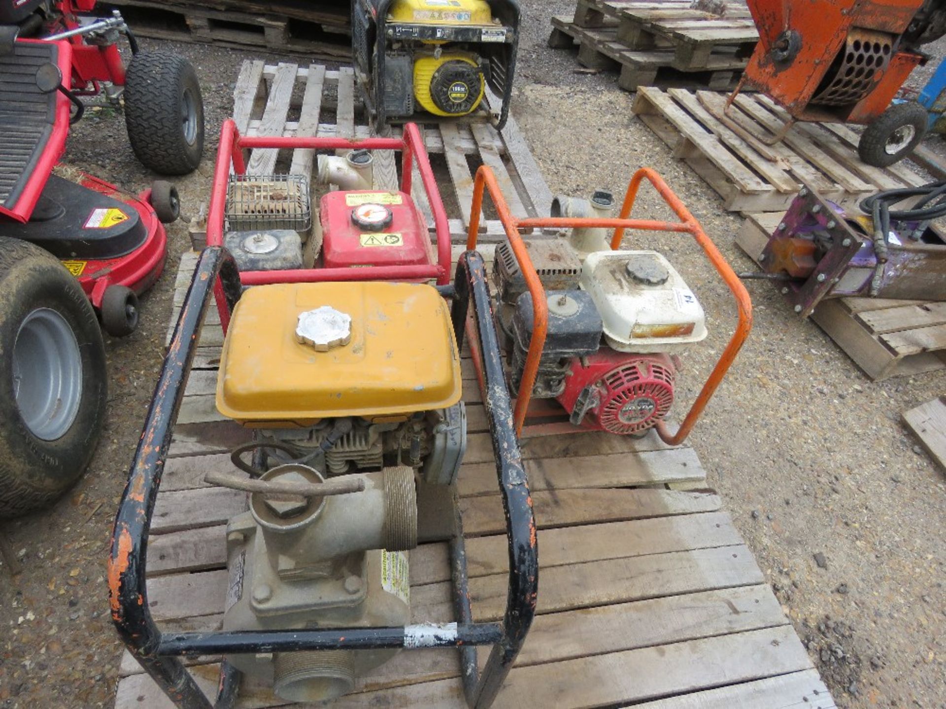 3 X ASSORTED PETROL ENGINED WATER PUMPS. THIS LOT IS SOLD UNDER THE AUCTIONEERS MARGIN SCHEME, THE - Image 5 of 5