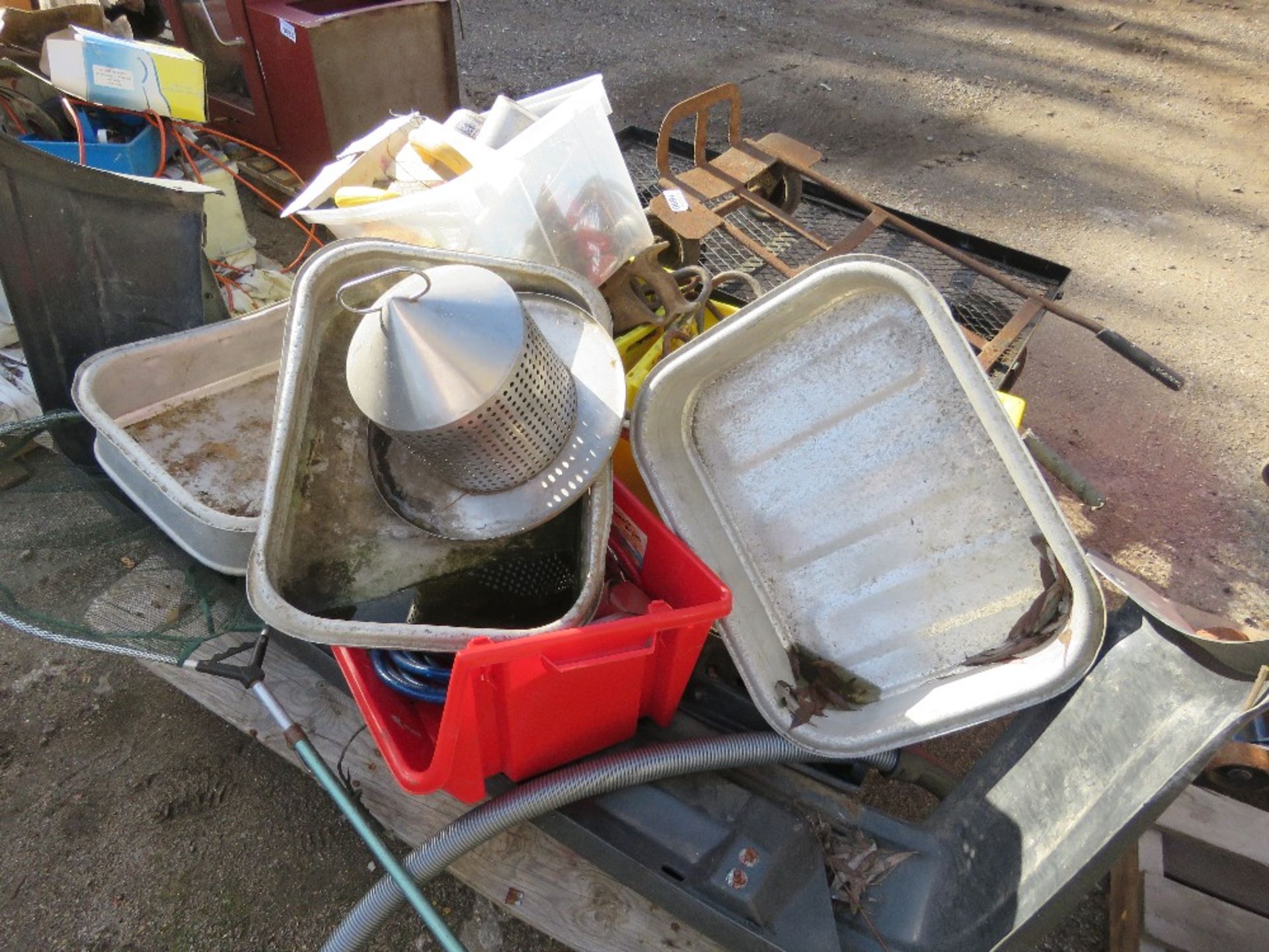 PALLET OF ASSORTED SUNDRIES INCLUDING ALUMINIUM TRAYS. THIS LOT IS SOLD UNDER THE AUCTIONEERS MA - Image 2 of 8