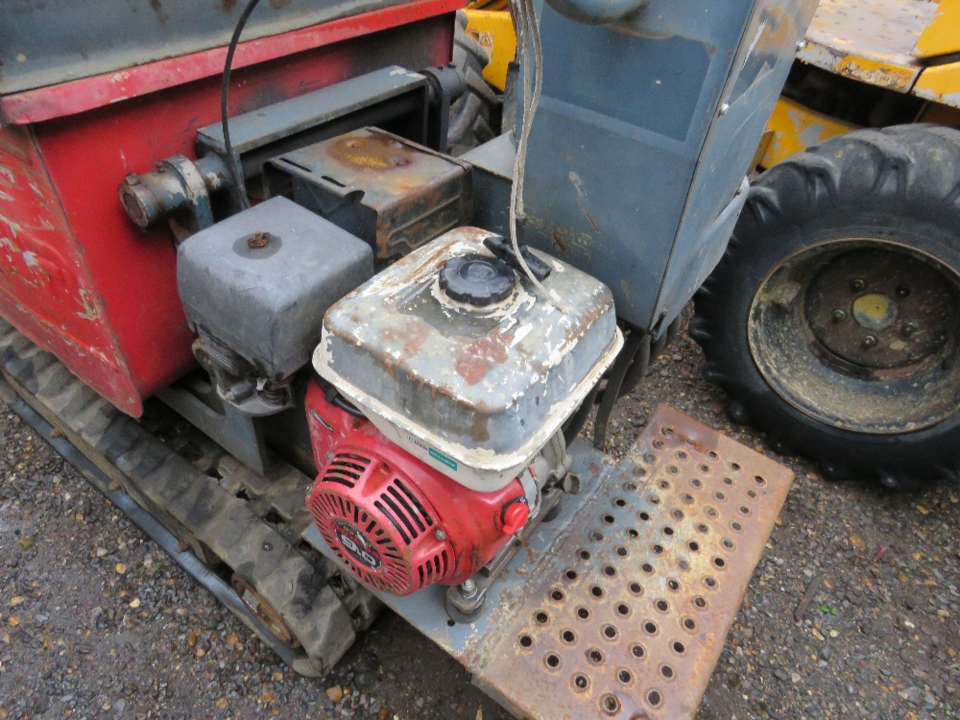 HINOWA HP800 HIGH TIP TRACKED DUMPER BARROW. YEAR 2000 BUILD. SN: 97508. WHEN TESTED WAS SEEN TO RUN - Image 5 of 6