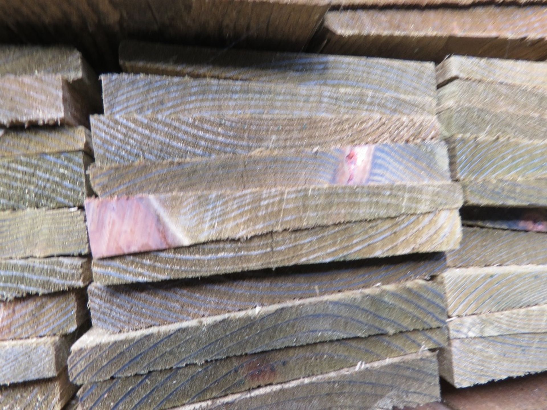 LARGE PACK OF PRESSURE TREATED FEATHER EDGE FENCE CLADDING TIMBER BOARDS. 1.35M LENGTH X 100MM WIDTH - Image 4 of 4
