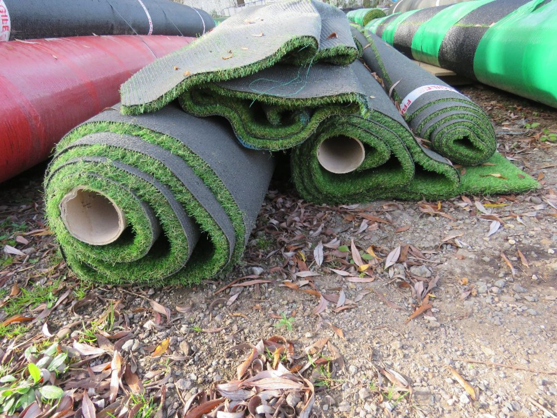 PALLET OF MIXED QUALITY ASTRO TURF FAKE LAWN GRASS, 3-4 METRE WIDTH APPROX, ASSORTED LENGTHS. THI - Bild 4 aus 4