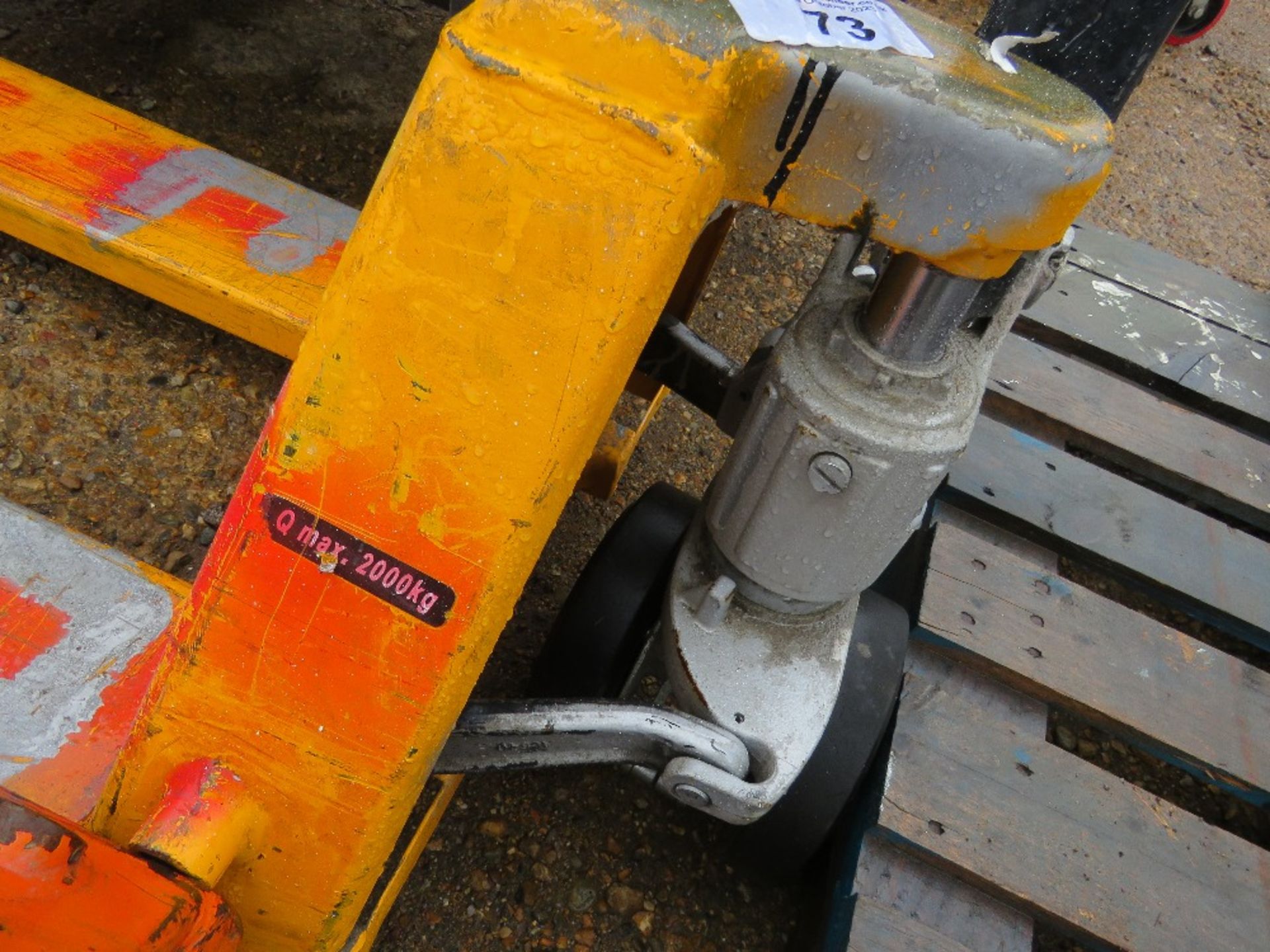 1 X PALLET TRUCK, 2.50 LENGTH BLADES. SOURCED FROM LARGE CONSTRUCTION COMPANY LIQUIDATION. - Image 3 of 4