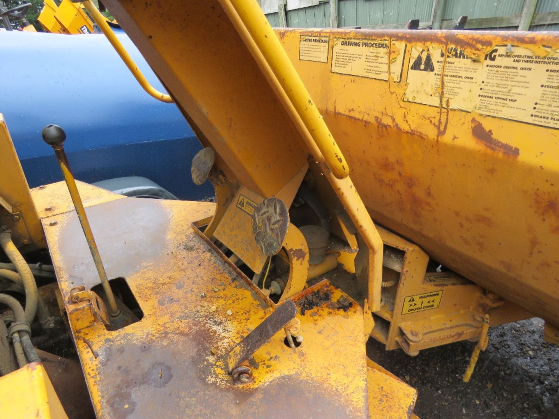 THWAITES 2 TONNE STRAIGHT TIP DUMPER, YEAR 1997, PERKINS ENGINE. SN:14-93043. DIRECT FROM LOCAL BUIL - Image 5 of 6