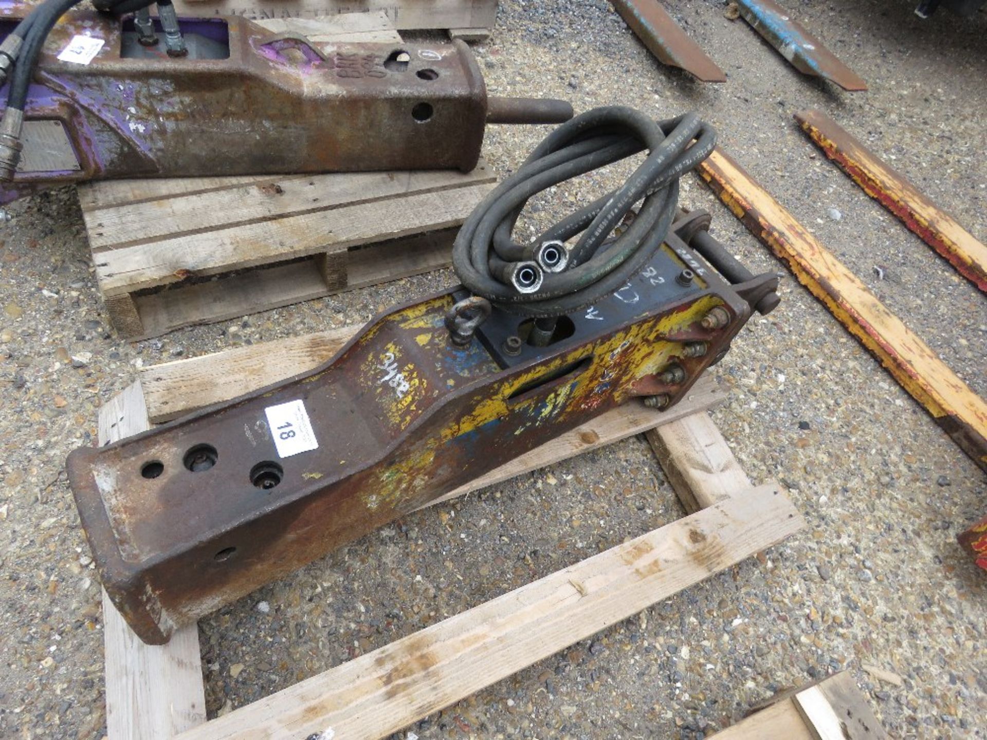 OKB EXCAVATOR MOUNTED HYDRAULIC BREAKER. 30MM PINS ON HEADSTOCK. SUITABLE FOR 3 TONNE MACHINE APPROX - Image 2 of 3