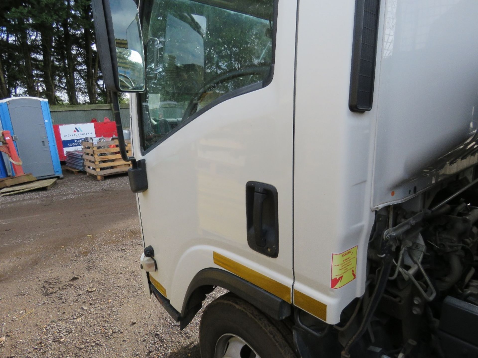 ISUZU N2R N75-150 7.5 TONNE SKIP LORRY REG: AO65 EVK. FIRST REGISTERED 12/11/2015 WITH V5. (CHECKED - Image 10 of 12