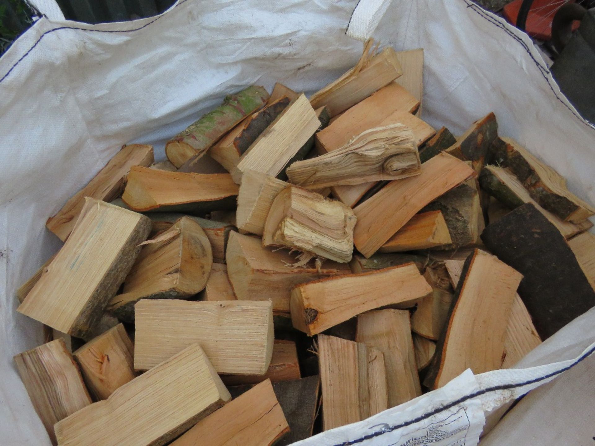 2 X BULK BAGS OF HARDWOOD FIREWOOD LOGS, BELIEVED TO CONTAIN ASH AND ELM. THIS LOT IS SOLD UNDER - Image 3 of 3