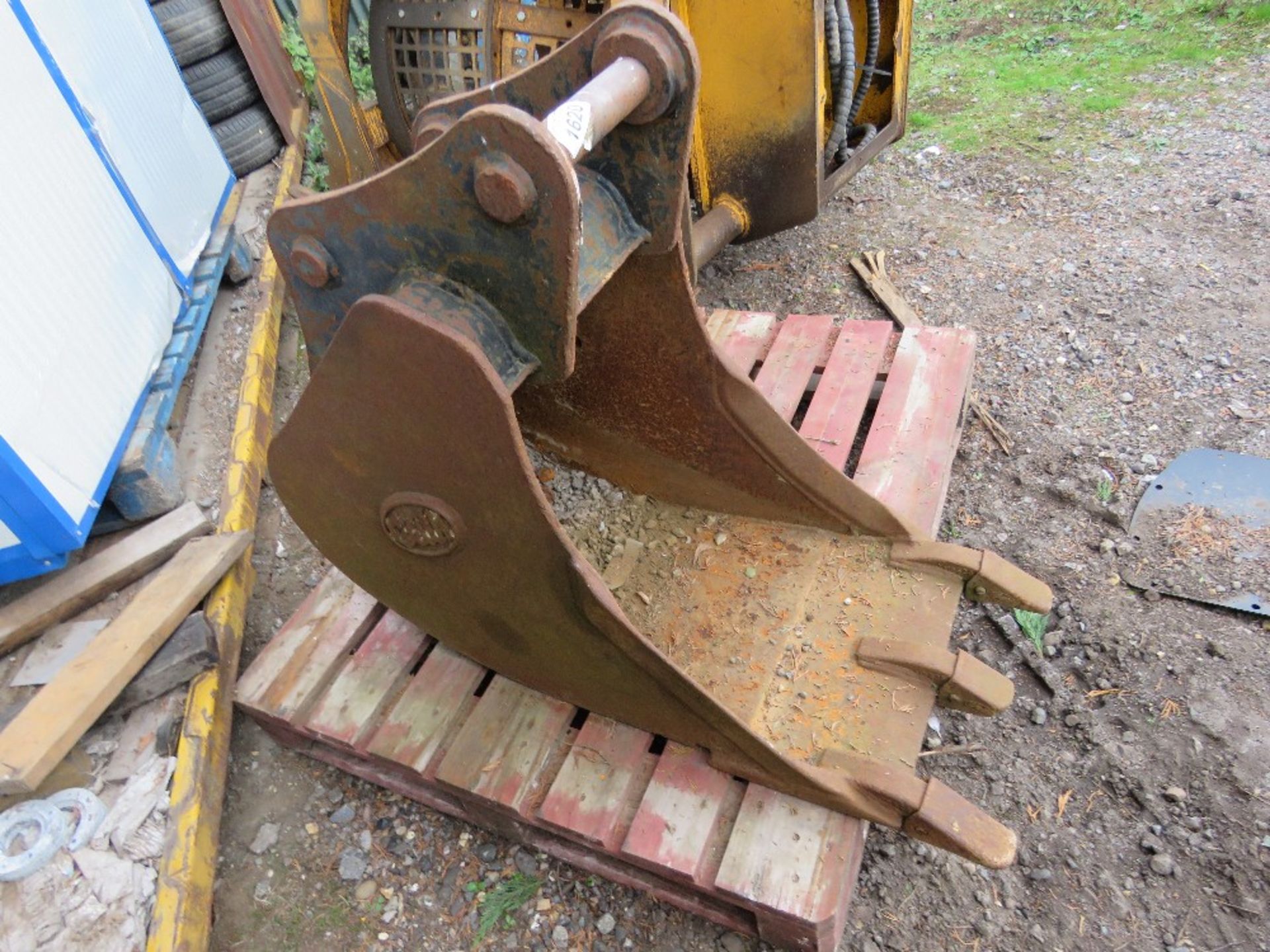 GEITH EXCAVATOR BUCKET, 45MM WIDTH ON 45MM PINS APPROX. THIS LOT IS SOLD UNDER THE AUCTIONEERS MA - Image 2 of 3