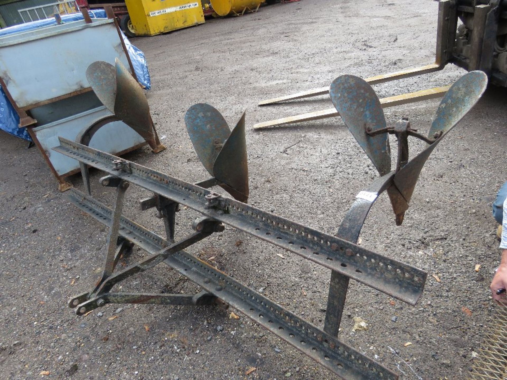 TRACTOR MOUNTED POTATO BAULKER/ PLOUGH. THIS LOT IS SOLD UNDER THE AUCTIONEERS MARGIN SCHEME, TH - Image 3 of 5